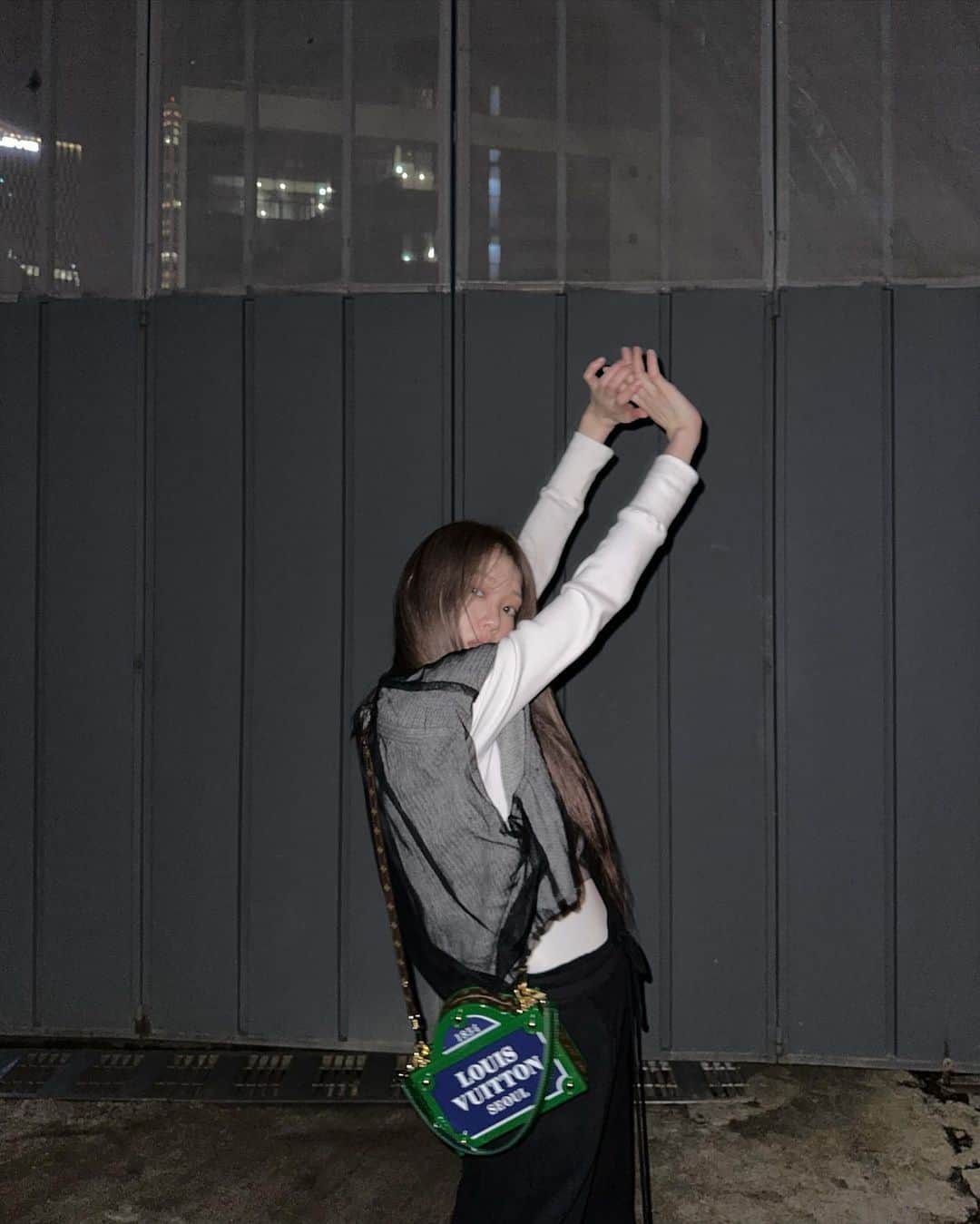 イ・ソンギョンさんのインスタグラム写真 - (イ・ソンギョンInstagram)「🖤걸으니까 진짜좋댜 골목골목 다니기 밤공기 마음껏 담아내기  #LVPrefall23 #LouisVuitton  #AD」11月4日 23時38分 - heybiblee