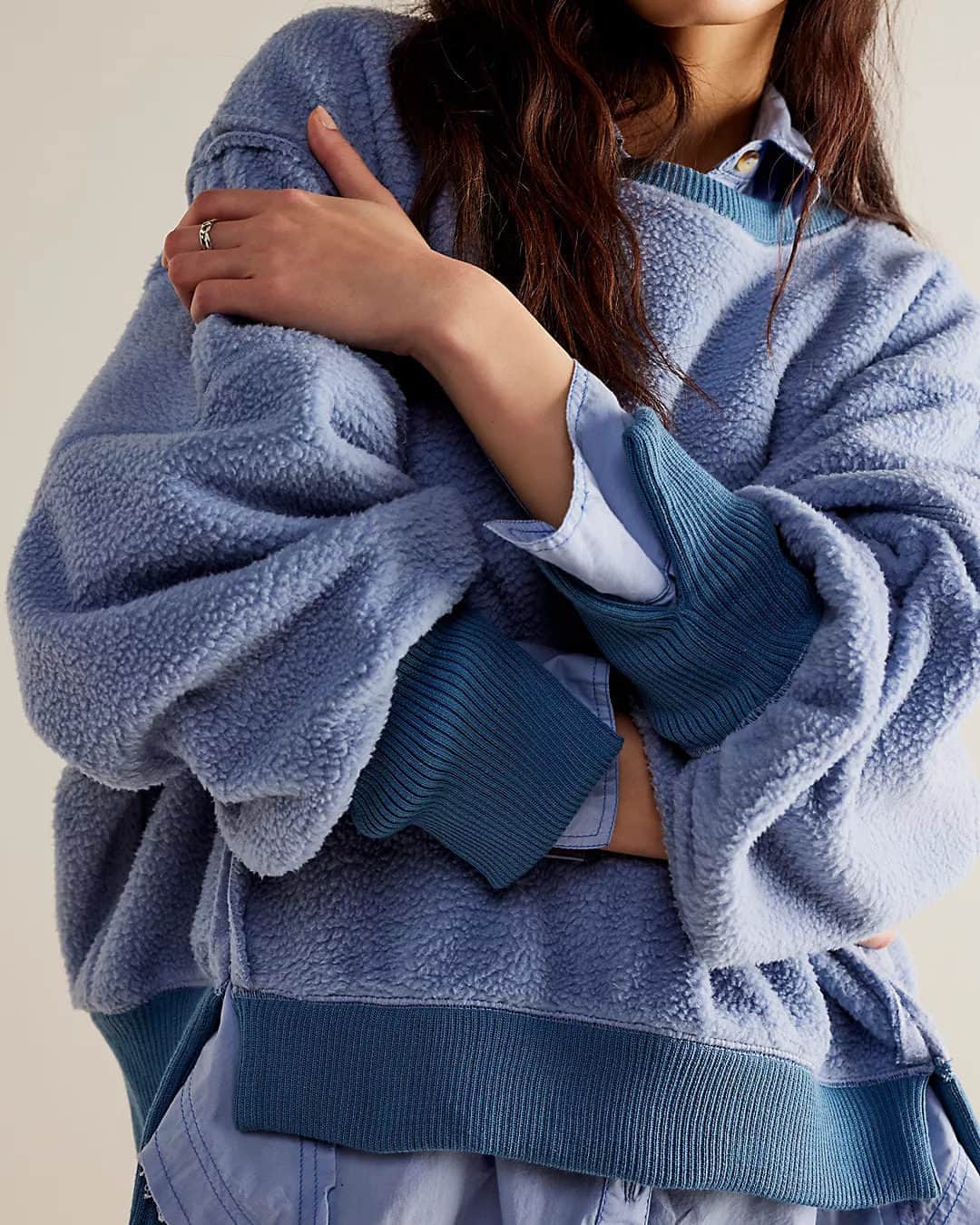 freepeopleのインスタグラム：「Everyone's favorite pullover now in a new cozy fabrication. Link in bio to shop the Cozy Camden Sweatshirt.」