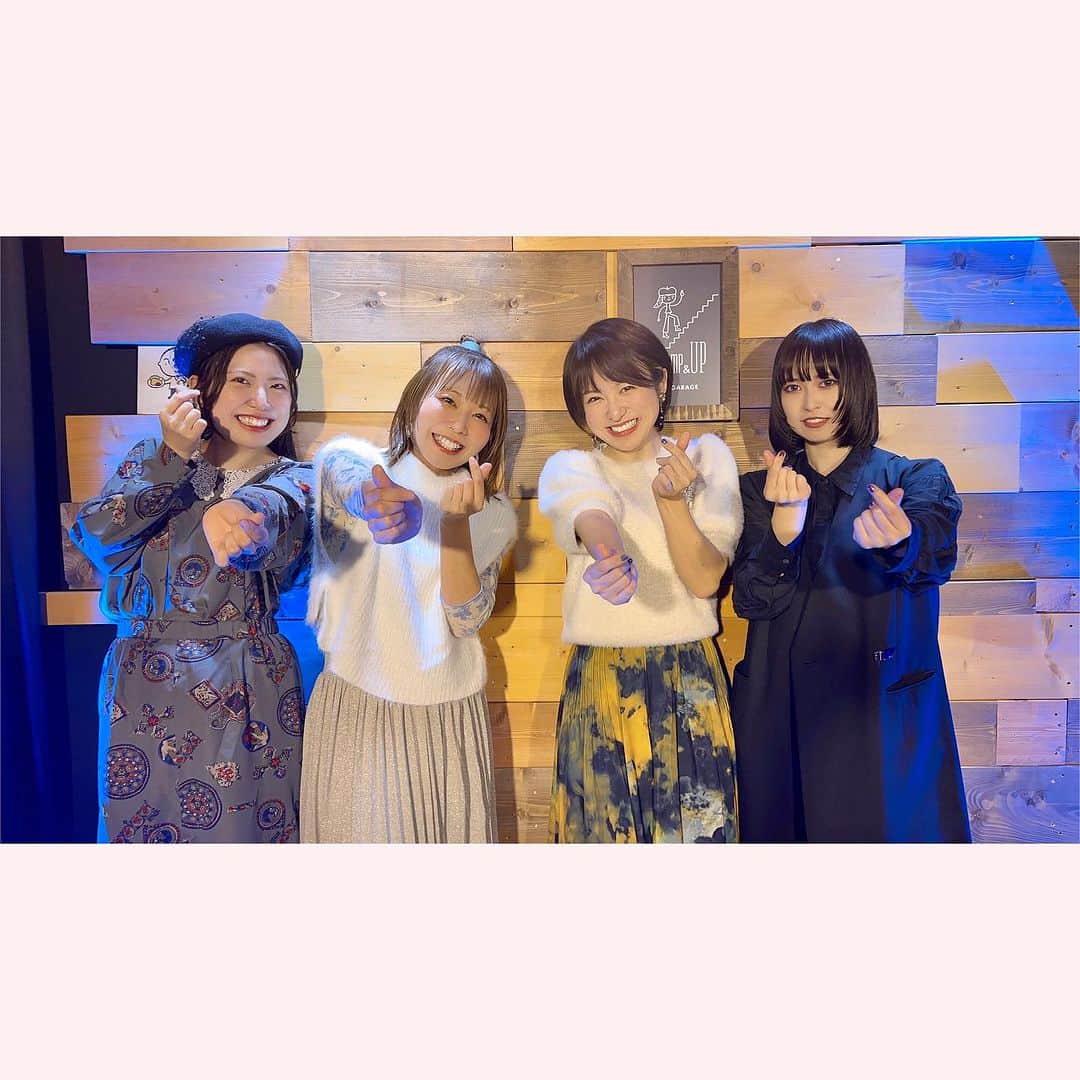 神園さやかのインスタグラム：「「神戸秋の音楽祭 at C-Lump&UP」 ありがとうございましたー！！  めっちゃ素敵ブッキングだったね！！！ 楽しかったーー😆🙌🏻  初めましての綾香さん、 久々に会えた友里絵ちゃん、 宿泊でもお世話になるPecoちゃん！笑  カラーがそれぞれ違って 色とりどりな時間…最高でした✨ また一緒にやりたいなぁ♡  みんなで最後写真撮る時のポーズ、 友里絵ちゃんが提案してくれたギャルピース←合ってる？  1枚目、綾香さんが指ハート苦戦しまくって みんなで大爆笑したあとの一枚でした！たのし♪  これで神戸2日間も終了！ 寂しいけど次の約束は、ワンマンツアーでの神戸公演… かな？？  今日もチケット羽ばたいたよ🎫 ありがとーーーー😭✨✨✨  でもまだ良いお年を！とは言わない、一応！！笑」