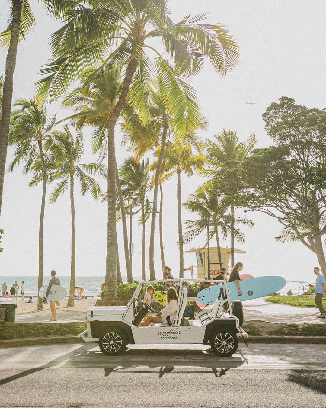 ロキシーさんのインスタグラム写真 - (ロキシーInstagram)「The perfect day begins and ends in the shade of these👆🌴 Tap the link in our bio to enter our WIN a Trip to Hawai'i competition」11月4日 23時33分 - roxy