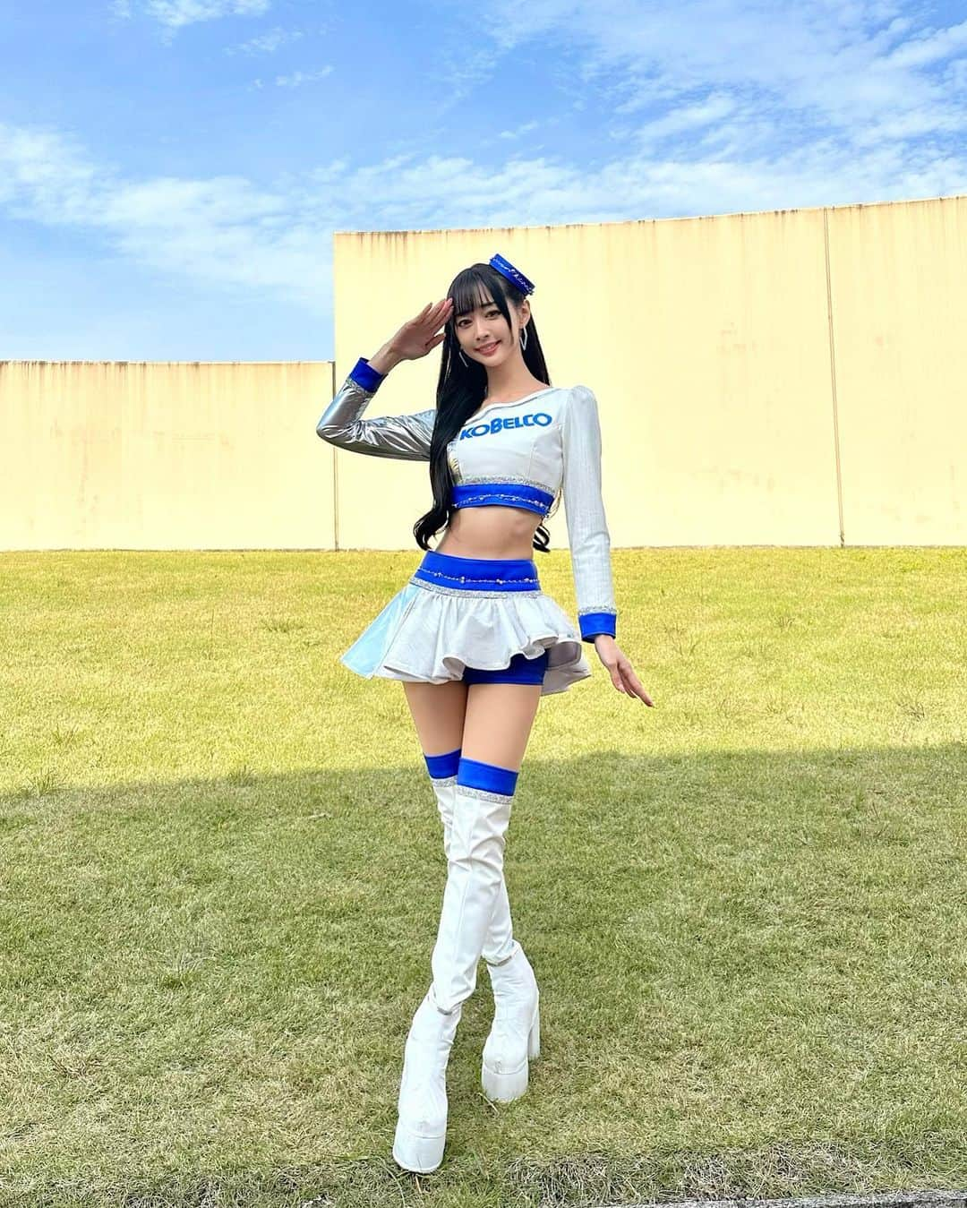 林紗久羅のインスタグラム：「. . . . 大好きなKOBELCO GIRLSの コスチューム🩵💙🤍 . サーキットで着れるのは明日が最後なので 沢山お写真撮ってくれたら嬉しいです🥲 . おやすみなさい✨ . . . #tgrteamsard #densokobelcosardgrsupra #kobelco #supergt #モビリティリゾートもてぎ #racequeen #レースクイーン #kobelcosteelers #kobelcogirls #supra」