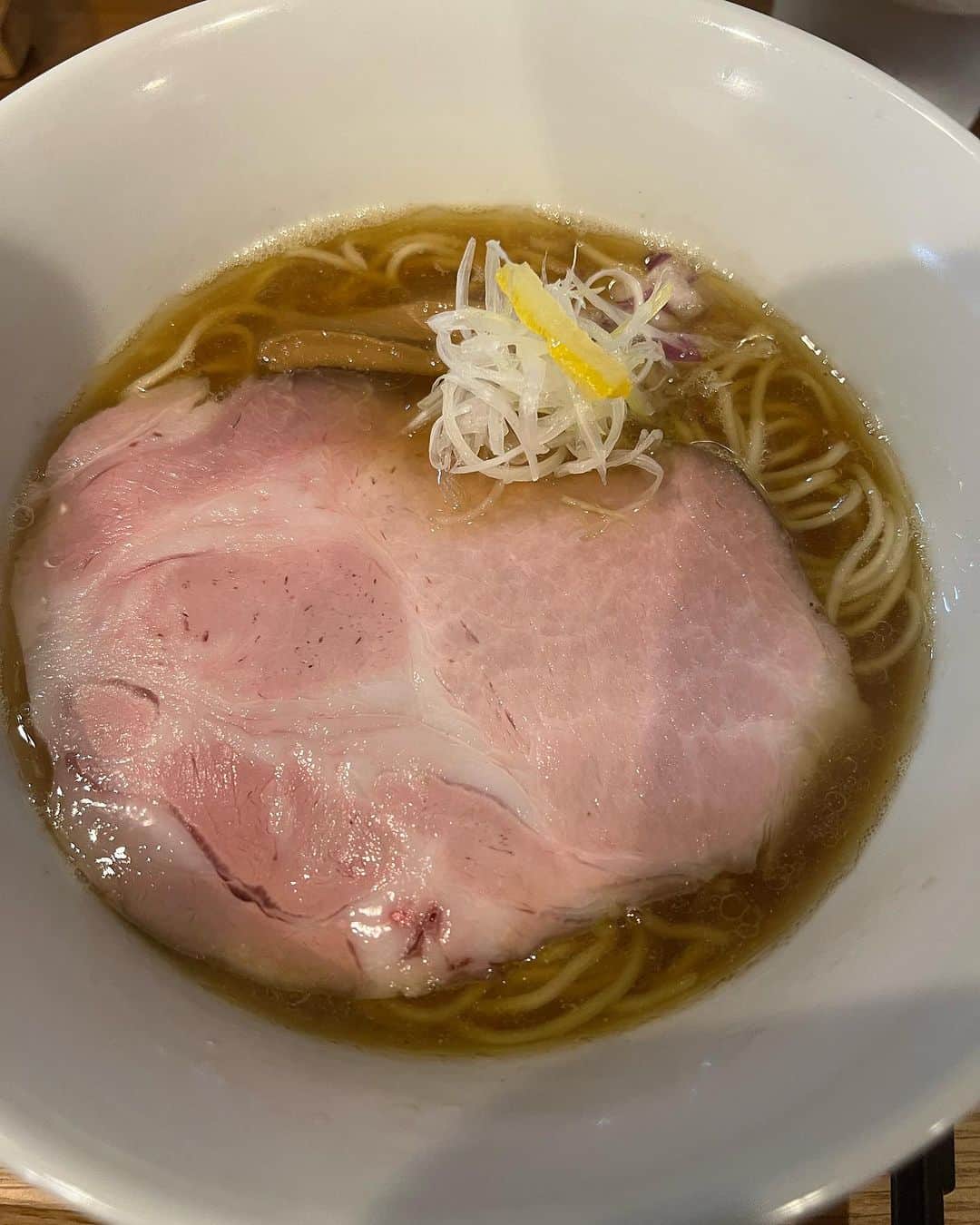 辻口博啓のインスタグラム：「高松市に行ったらこちらの煮干しラーメン🍜が最高に美味かった このマークですずむしと言う」