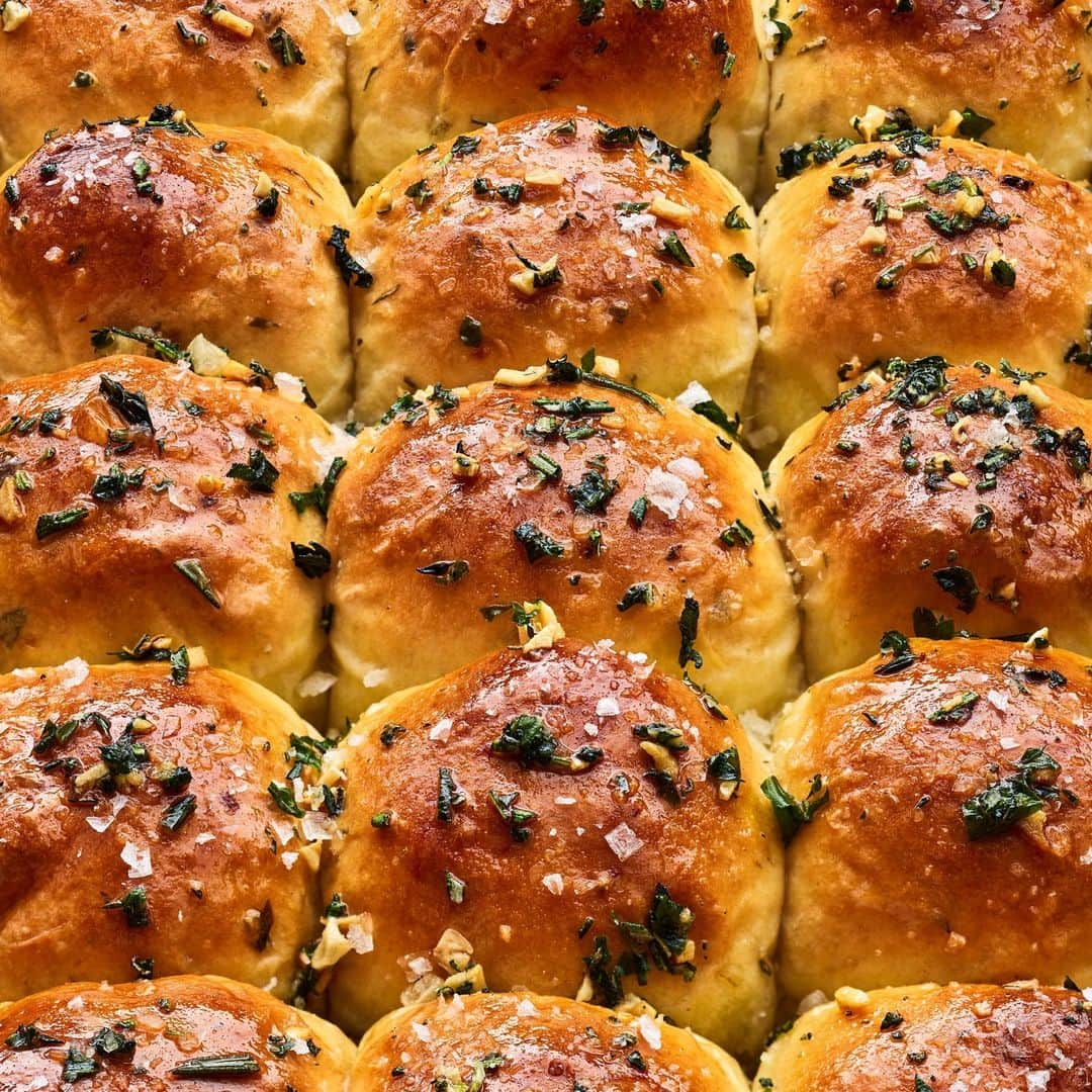 Food & Wineのインスタグラム：「These buttery, soft yeast rolls strewn with flecks of fried herbs and toasted garlic are so good that you’ll be making them well beyond Thanksgiving. Give them a test run before the big day at the link in bio.   🍞: @paigegrandjean, 📸: @protazio, 🥄: @chelseaczimmer, 🍽: @audi_kd」