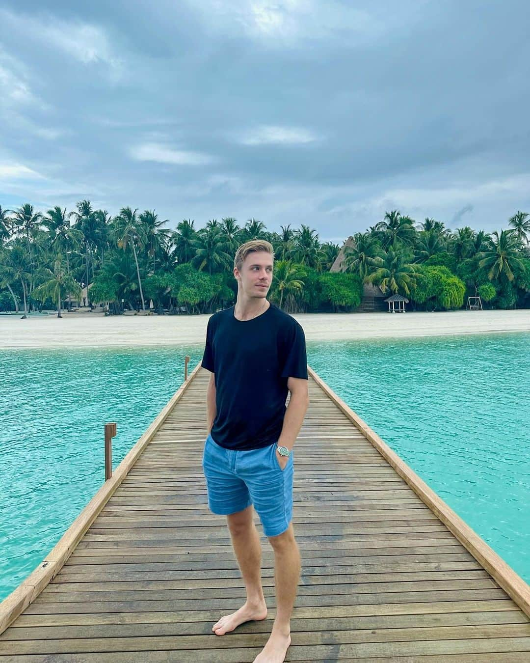 デニス・シャポバロフのインスタグラム：「This place is unreal 🩵🙏🏼 @comomaalifushi」