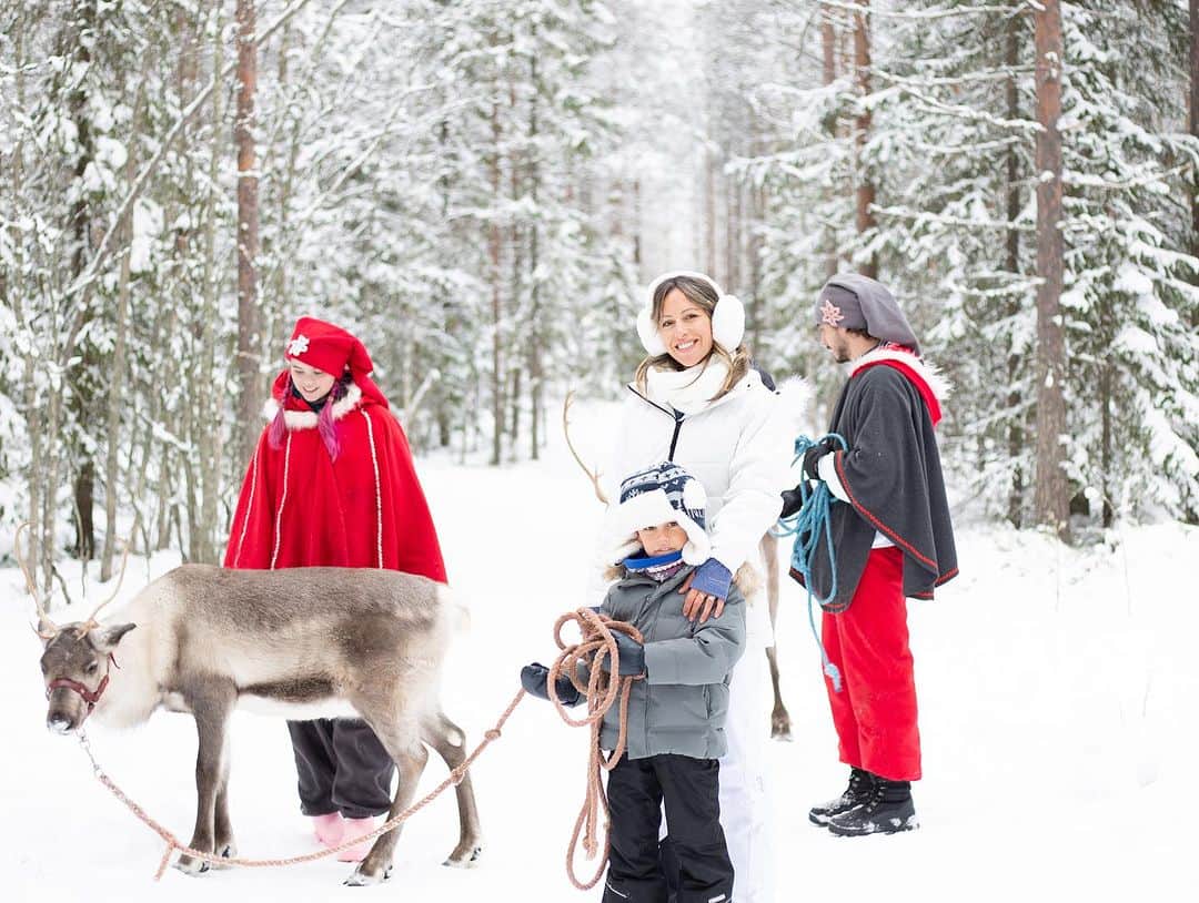 Carolineさんのインスタグラム写真 - (CarolineInstagram)「Pinch me ✨ On vit dans un rêve ici en Laponie ! Nourrir des rennes et se balader avec eux en forêt accompagnés de deux elfes… J’avoue j’avais la larme à l’oeil 🥲」11月4日 23時40分 - beauteactive