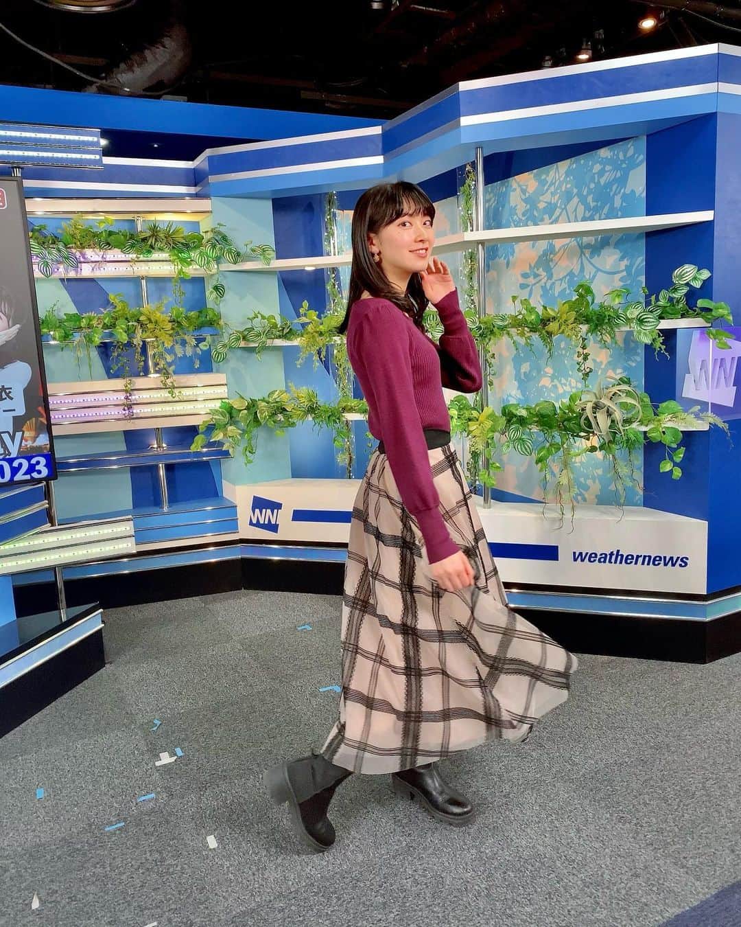 檜山沙耶のインスタグラム：「11/4(土)ムーン  ● 服 :  @tocco_closet さん  ● ネックレス:  @jemica_tokyo さん  ● イヤリング : @troisbijoux_undeuxtrois さん  こっくりした色味のニットとチェックスカートのコーデが秋らしいコーデ🍁  #outfit #ootd #autumn  #衣装提供」
