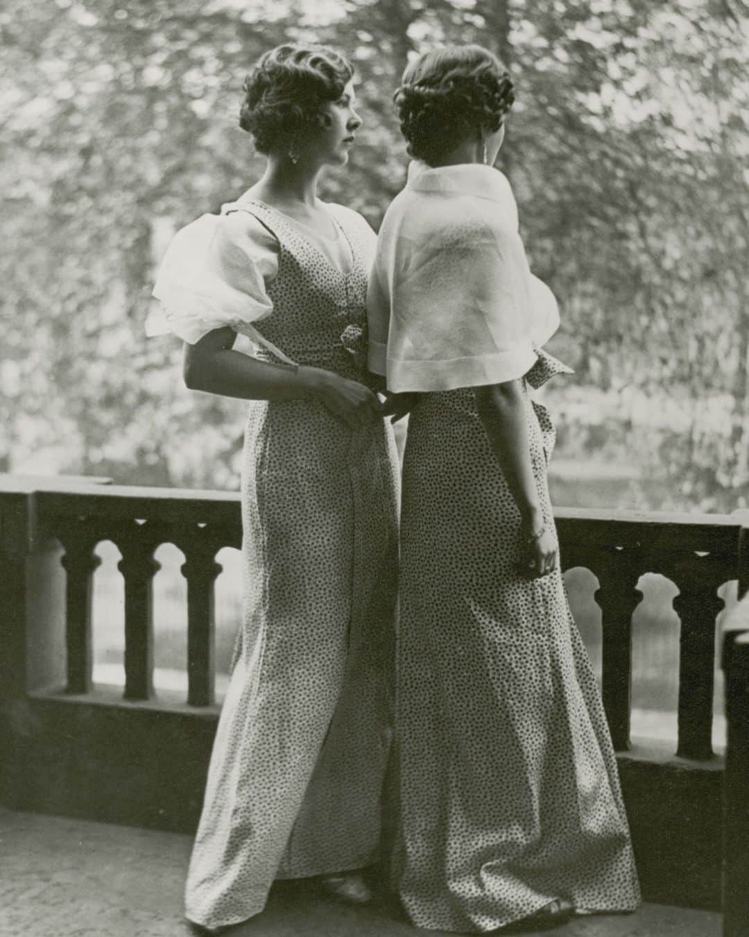 lifeのインスタグラム：「Two women dressed for a garden party, 1934.   See the best fashions of the 1930s from the LIFE archive by clicking the link in our bio!  (📷 Alfred Eisenstaedt/LIFE Picture Collection)   #LIFEMagazine #LIFEArchive #LIFEPictureCollection #AlfredEisenstaedt #1930s #Fashion #SaturdayStyle」