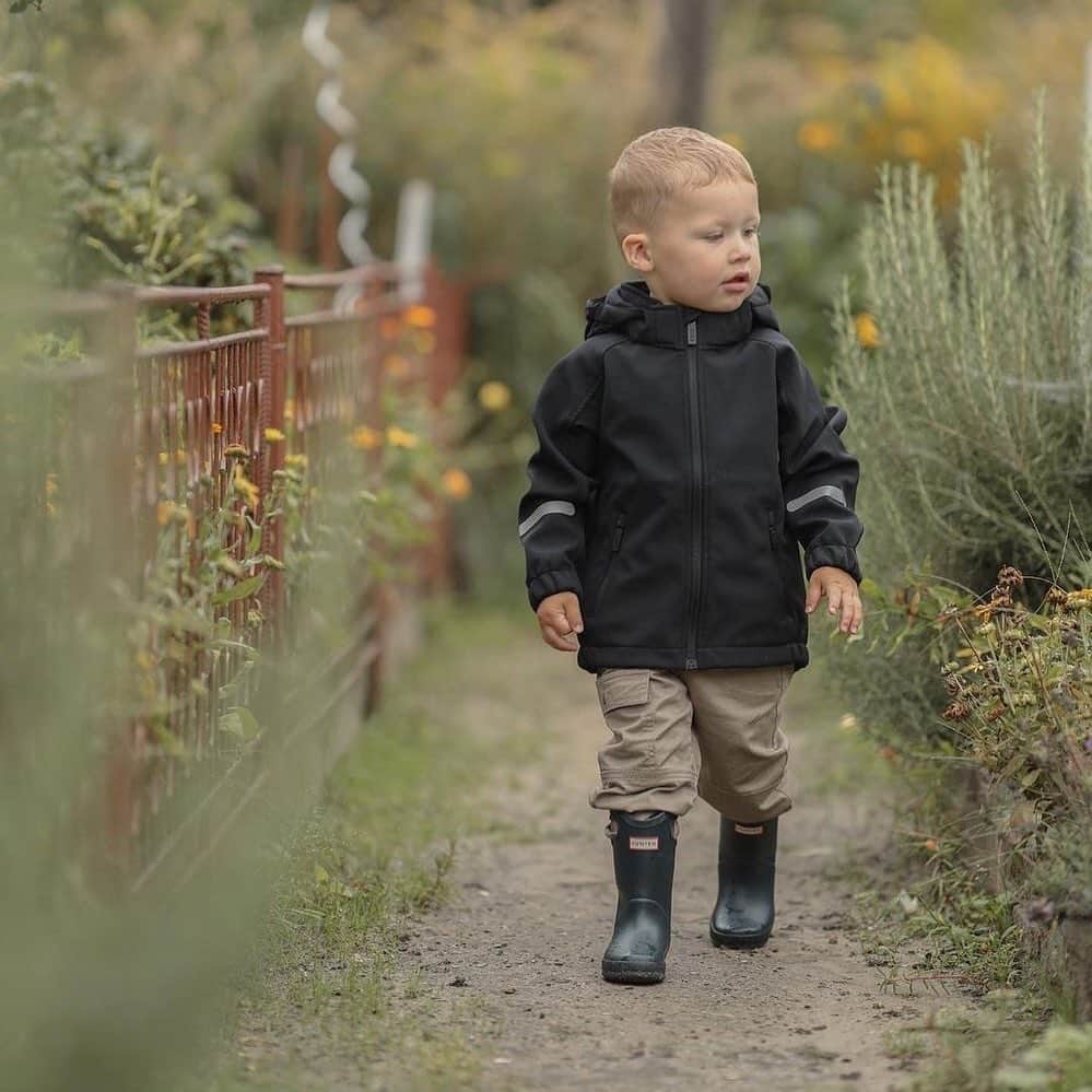 ハンターブーツのインスタグラム：「The brand that’s with you every step of the way.  #HunterBoots」