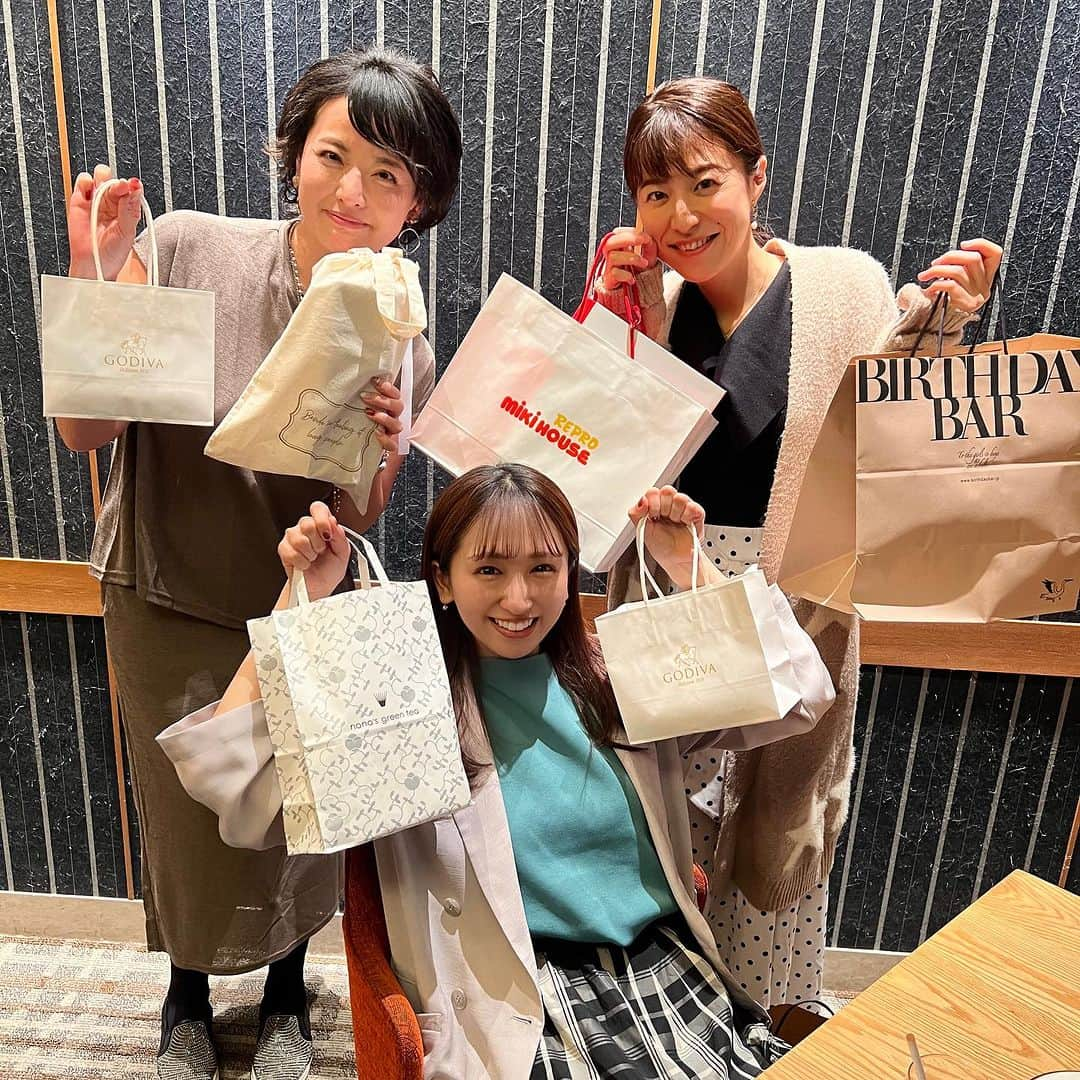 髙木萌香さんのインスタグラム写真 - (髙木萌香Instagram)「☺︎♡  大好きな SBSの先輩 小沼さん(@3showa_minori)and鬼頭さん(@riekitou)🩷  鬼頭さんはりえママにーーー！！ おめでとうございまあああす♡ すっごく明るいハッピーベイビーになりそう🥰 鬼頭さんもとっても元気そうでよかったです！  私がお2人にお土産を渡したら、、、 まさかのお二人からもプレゼントを頂いちゃって 謎のプレゼント交換会になってました😂笑 笑いすぎて疲れが一気に吹っ飛びましたあああ！  定期的に開催したああい😭💕 今度は重長さん(@tomoko_shigenaga)も一緒にいいー🎵  #SBS #静岡放送 #アナウンサー #物々交換」11月4日 23時55分 - margaretm0e