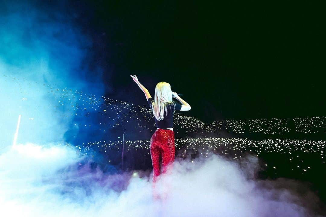 メイジー・ピーターズのインスタグラム：「played a sold out wembley arena last night to 12,500 people. i don’t even really know what to say i can’t find the right words just it was the most magical night of my life. and it felt like exactly where the good witch belonged. thank you so so so much anyone who brought a ticket, my friends and family, my best damn band and crew, everyone who helped make dreams come true. i will never ever forget it <3」