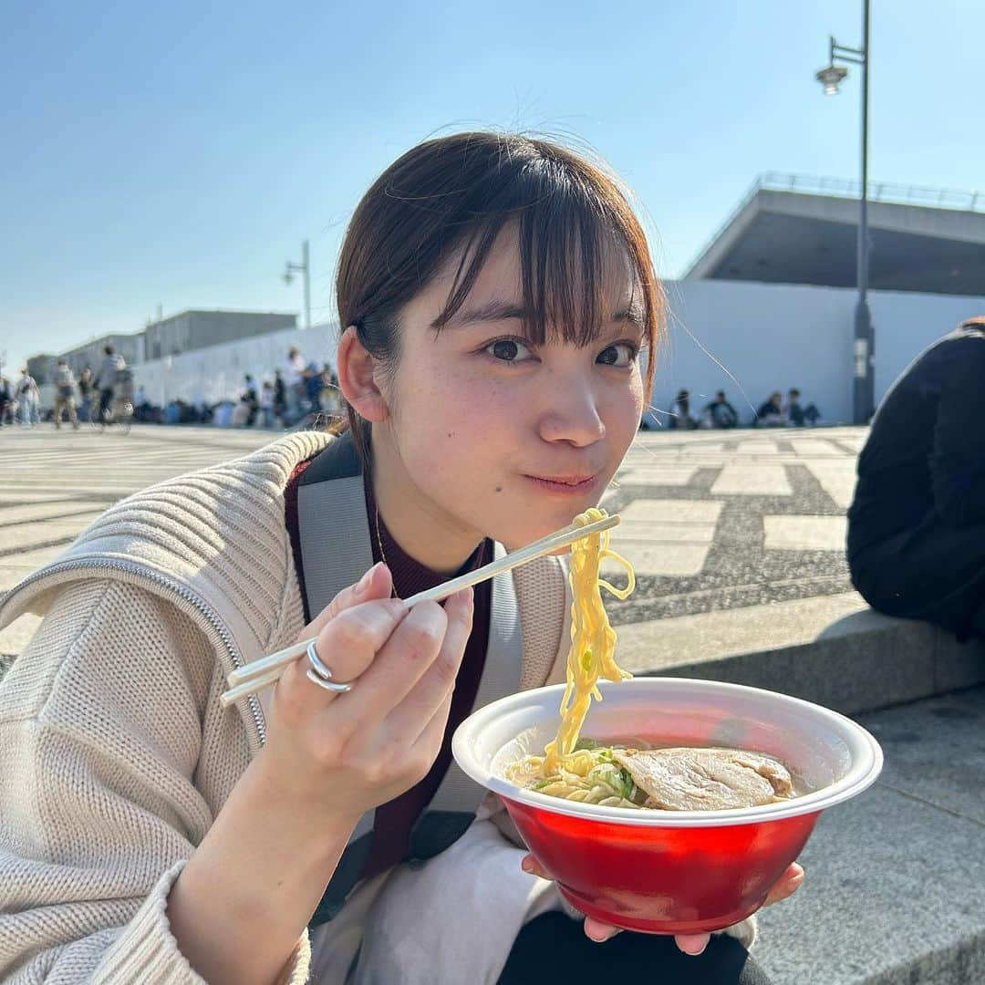 中崎花音のインスタグラム：「ラーメンフェスタの写真🍜 今日は推しの日みたいですね。 滑り込みセーフ！笑  アイドルになってから2年経ちますが、私はちゃんとアイドルでいられているのかと考える時があります。 というのも、物事は結構勢いで乗り切ろうとしてしまうし、アイドルなのにラーメン食べてばっかだし笑MCとかパフォーマンスにザ、アイドルという可愛さがあるというわけでもないし…！ それでも皆さんは可愛いって言ってくれるから、優しいなぁといつも感じています☺️ありがとう。 私は音楽を聴いて、自分の全部を使って表現することが大好きです。 その表現の仕方はアイドルっぽい表現の仕方ではないのかもしれない。 でも、このパフォーマンスについてきてくれる皆さんが居るから私はアイドルとして生きていけています。 表現にも色々あるように、私もアイドルには色んな表現があると思う。 だからこれからも、中崎花音が生み出すアイドルを見届けてほしいです☺︎ 割と長くなってしまったぁ！笑 最後まで読んでくれてありがとう⭐️  #アイドル #駒沢公園 #ラーメンフェスタ #ラーメン #ポニーテール #ぼぶ #塩ラーメン #推しの日 #11月 #歌 #ダンス #表現 #女優」