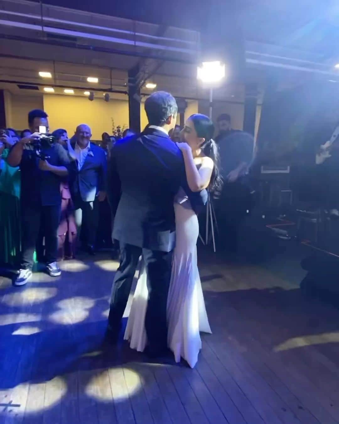 イヴェッチ・サンガロのインスタグラム：「Ontem foi o dia de viver e brindar esse encontro de almas. @barbarabecattini_ e @fredcamerino . Meus filhos, eu desejo o que a felicidade encharque os dias dessa vida a dois, a três, a quatro…… sim muitos filhinhos lindos pra eu dengar .❤️Amo muito vcs」