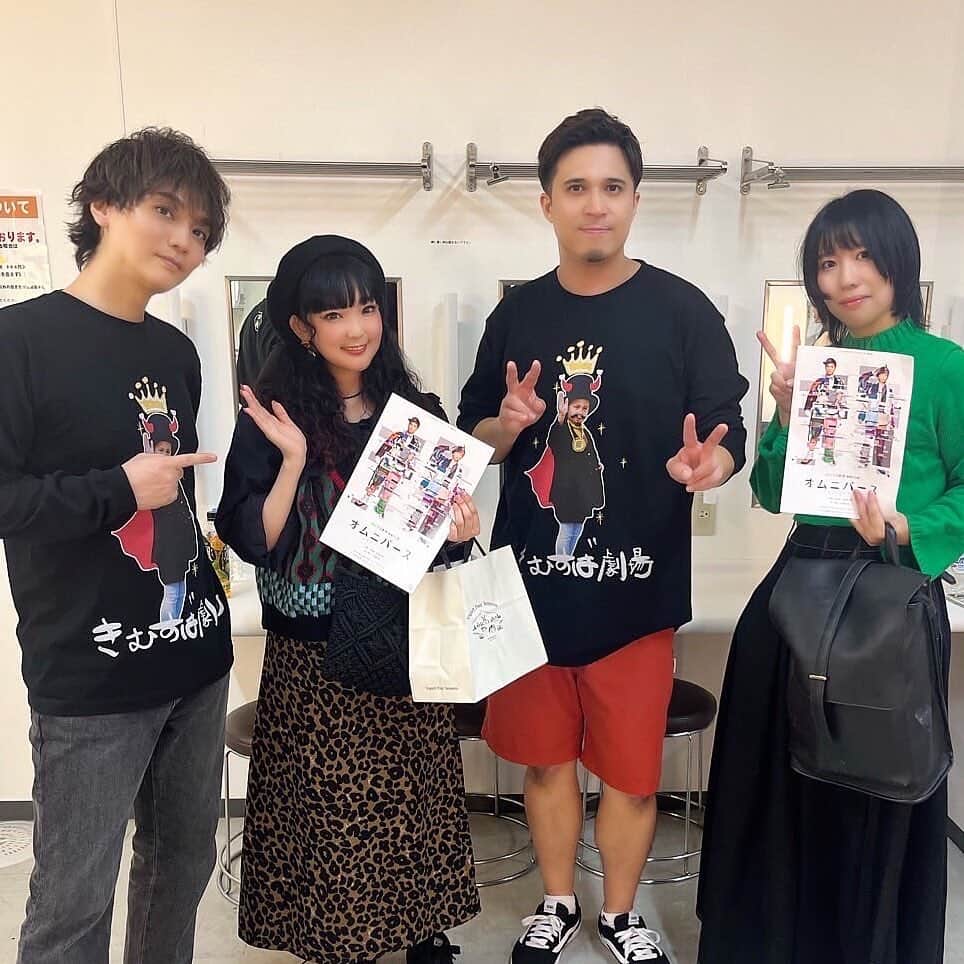 Yun chiさんのインスタグラム写真 - (Yun chiInstagram)「#きむすば劇場 旗揚げ公演「 #オムニバース 」DJ shiki©︎と、観劇してきました！  木村昴 @kimura_subaru さん 浅沼晋太郎 @shintaroasanuma_official さんと、脚本演出が #小林賢太郎 氏という事で絶対楽しい間違い無しじゃない？と、期待して向かったのにも関わらず、期待の更にさらに何倍も上回り有意義な時間を魅せて頂きました。  間違いなく観劇人生で1番笑った✨  そして、Yun*chiでもお世話になっているヨシダミホ @yoshida_miho さんが衣装を手がけていて、めくるめく衣装全部御洒落だったな〜✨  すでにもう一回観たい〜👀✨ 配信のついてるチケットもあるみたいなのでチェックしてみよっと。  シンタさん相変わらずお綺麗で、最高でした！感謝🙏✨  #浅沼晋太郎 #木村昴 #ヨシダミホ #ヒプノシスマイク #ジャイアン #ドラえもん」11月4日 23時56分 - _yun_chi_
