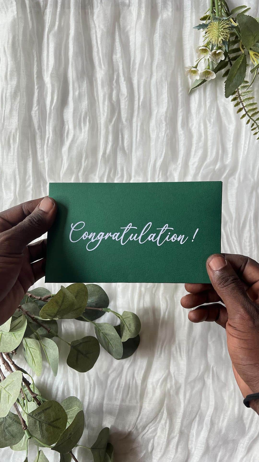 Ŝ Ŋ Ą Ƥ☻Ƥ Ą Ŋ Ĕ Ĺ?Ğ Ƕ SMMのインスタグラム：「Wrapped in the Serenity of Nature a Forest Green Cash Envelope for the Newlyweds'  . Forest green color symbolizes harmony, growth, and prosperity. I hope they enjoy this thoughtful gift and have a wonderful married life. 💚💵💍 . Cash envelopes are a great way to give money as a wedding present, as they are elegant, practical, and personal. You can customize them with different colors, designs, and messages to suit the occasion and the recipients, you can also  add a small token of appreciation, such as a card, a flower, or a love charm, to make the envelope more special  . . . . . . . . . #envelopeghana #invitationghana #makingsmileyfaces #weddinginvitationghana #weddingstationeryghana . #weddingsignghana #sealingwaxghana #ghanagiftshop」