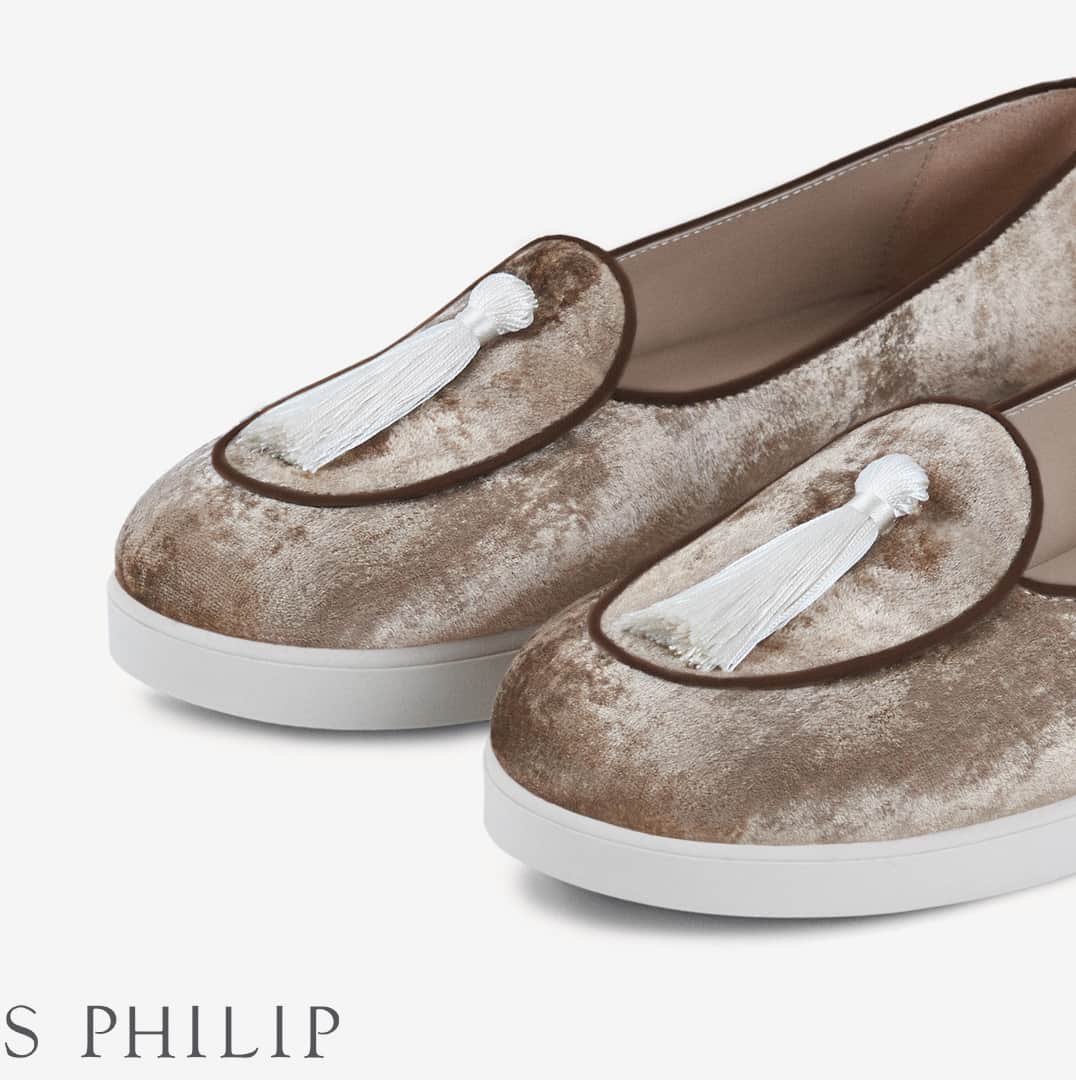 チャールズフィリップのインスタグラム：「‘Vivaio’ debuts in gold velvet, as part of the Charles Philip Milano Fall/Winter 2023 women’s collection. Discover more at the link in bio.」