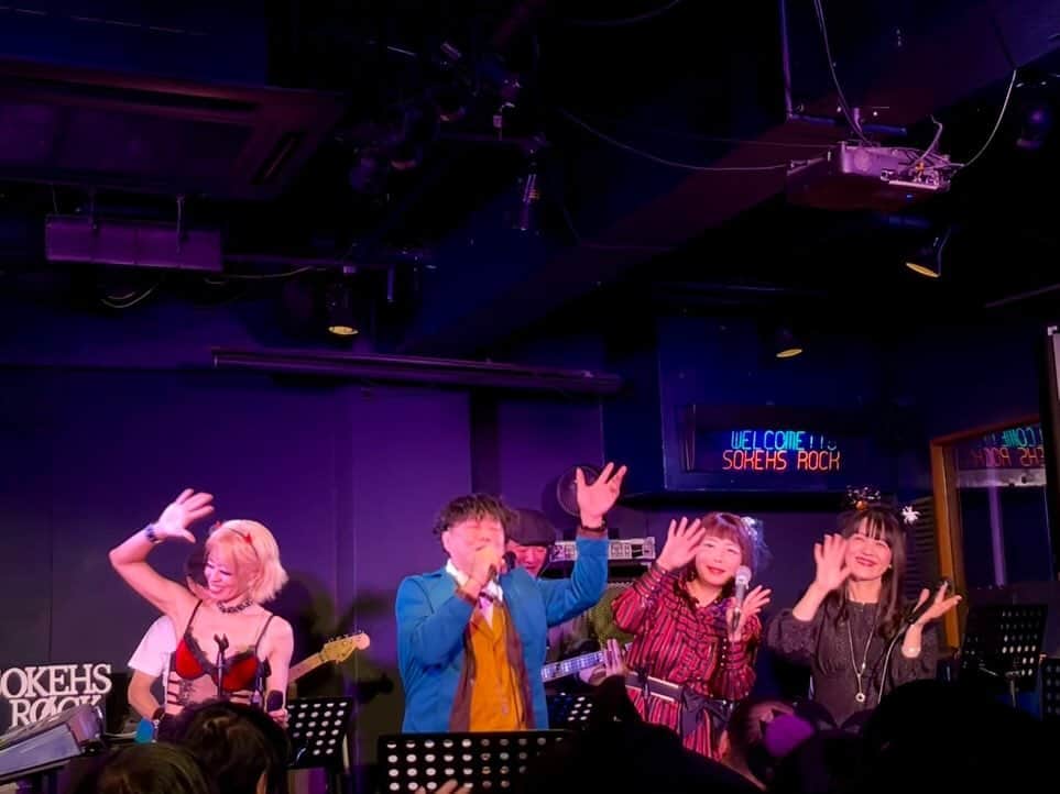 うちやえゆかさんのインスタグラム写真 - (うちやえゆかInstagram)「10月29日は、Sokehs Rockさんにて 『テレビで聴いた、あの歌この唄』 懐かしの歌いっぱいのライブでした♪ 久しぶりの開催に、再びお声かけをいただきました。 ハロウィン気分で音楽いっぱいの 時間を過ごしましたよ😊  大人カッコイイバンドさん✨まいちゃん、ちーちゃん、 こうじくんそれぞれ迫力満点の歌唱🎤 私は昭和歌謡、男性曲のカバーやアニソンなど 歌わせていただきました💕  児玉さんの選曲がいつも難しい曲(笑) 私がリハで歌うの難しいですぅなんて言っていると バンドさんも同じくって。これも恒例ってこと思い出した😉  🎤歌い手 #いまのまいちゃん、#Cheeちゃん、#松原孝治さん  🎶 エレキベース / #児玉憲二郎さん ドラムス / #高野あきらさん キーボード / #横田綾子さん エレキギタ / #宮路一昭さん  一緒に過ごしてくださったみなさん ありがとうございました✨ とっても楽しかったです*.+ﾟ  #SokehsRock #四谷三丁目 #ライブ #live」11月4日 23時50分 - yukauchiyae