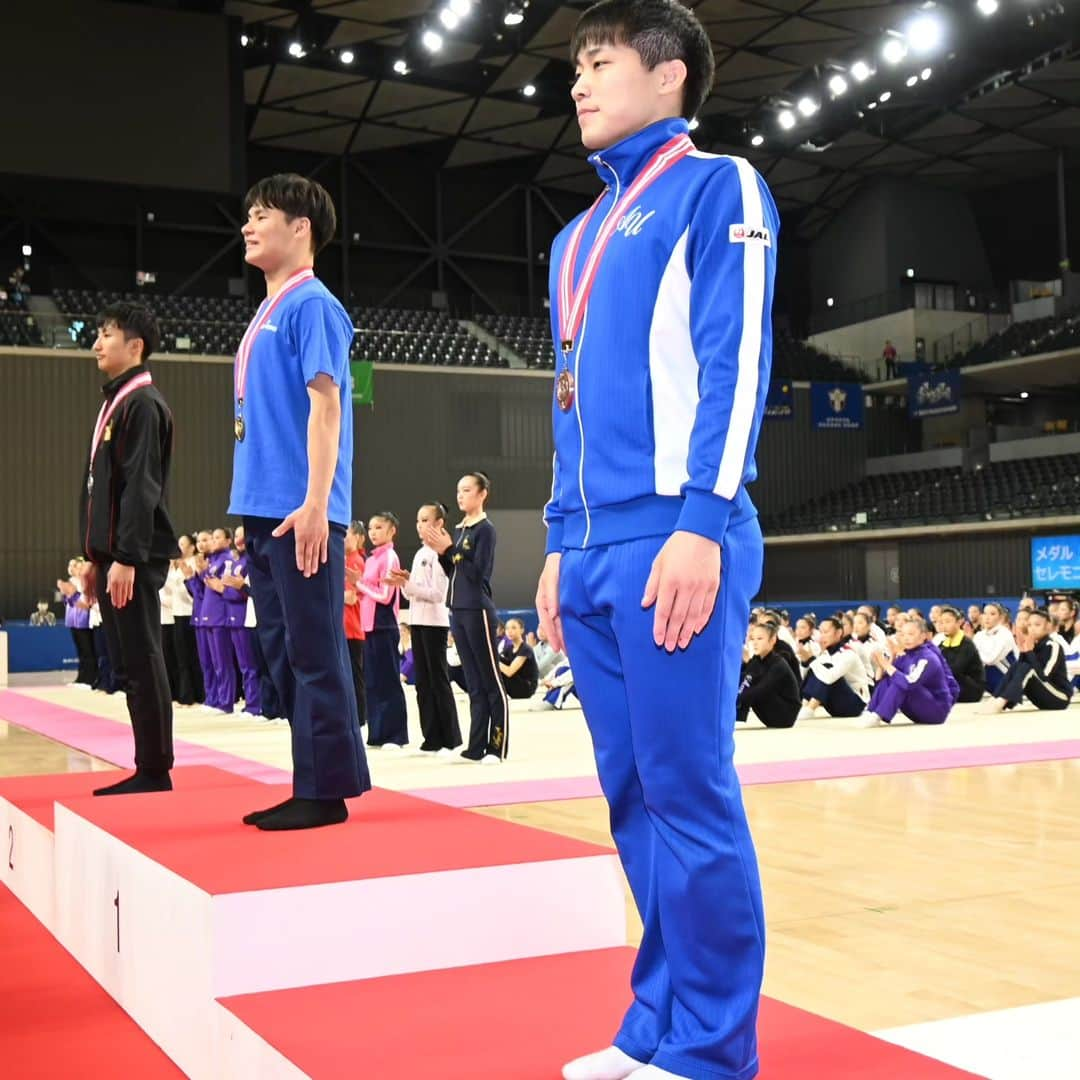 日本体操協会のインスタグラム：「第76回全日本新体操選手権大会🇯🇵10/29 * 男子個人種目別 ロープ結果 1位　#尾上達哉　 2位　#堀孝輔　 3位　#岩渕緒久斗　 4位　#東本侑也　 5位　#田窪莉久　 6位　#大西竣介　 7位　#葛西麗音　 8位　#海谷燎摩　  大会情報ページ👉️ https://www.jpn-gym.or.jp/rhythmic/event/34999/  #全日本新体操選手権 #2023RGALLJAPAN #新体操 #rhythmicgymnastics #男子新体操 #mensrhythmicgymnastics」