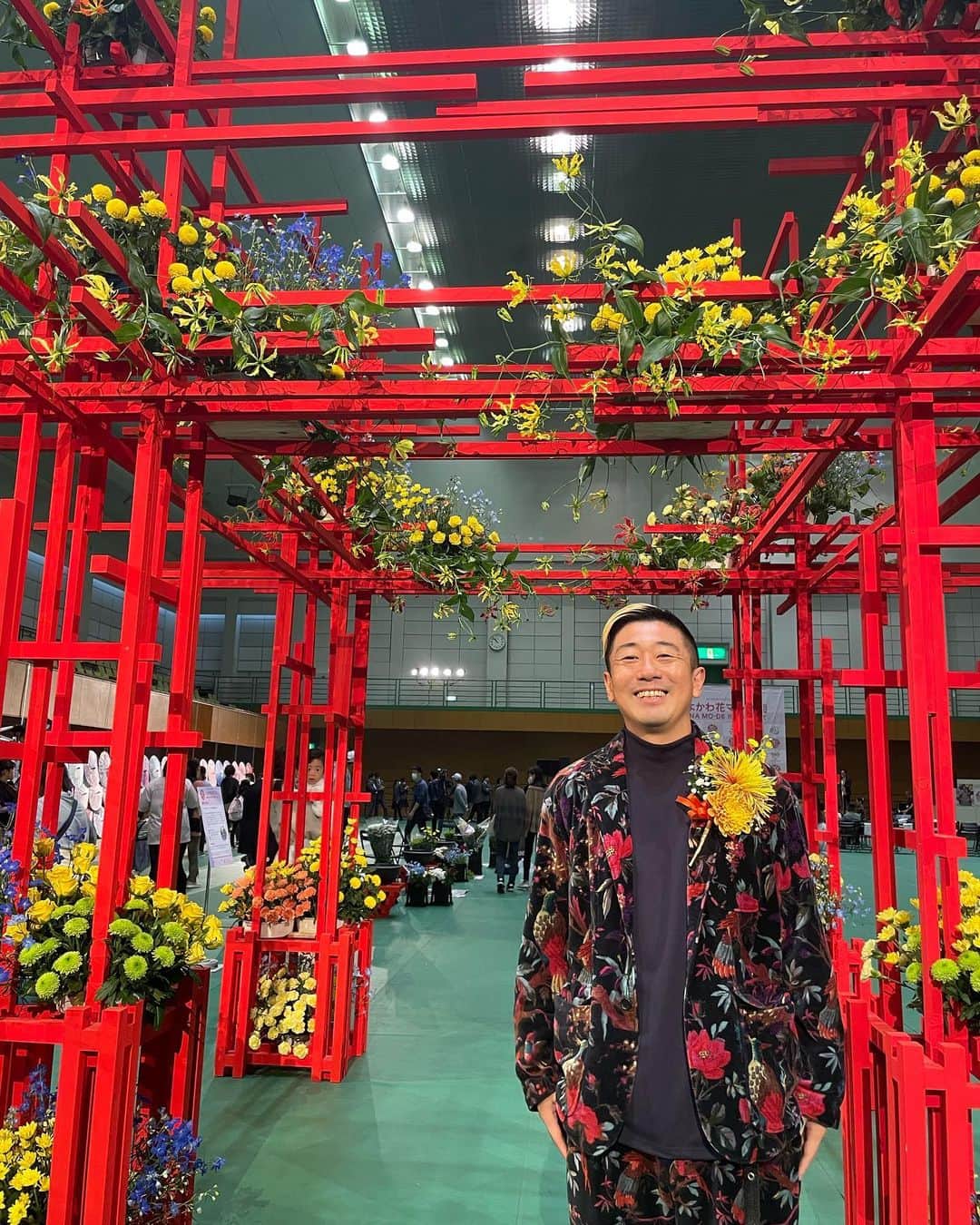 小林拓一郎のインスタグラム：「花マルシェだもの花柄着てくよね  #豊川花マルシェ」