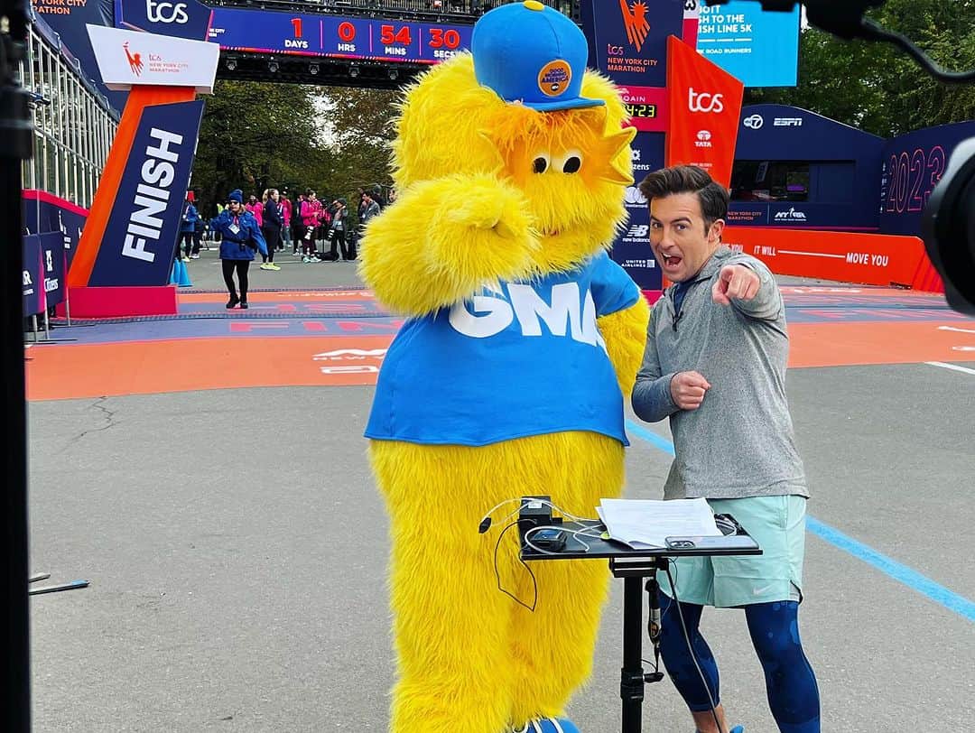 Good Morning Americaさんのインスタグラム写真 - (Good Morning AmericaInstagram)「Ray and I having a great time counting down to the @nycmarathon on @goodmorningamerica!!! Good luck runners!」11月4日 23時54分 - goodmorningamerica