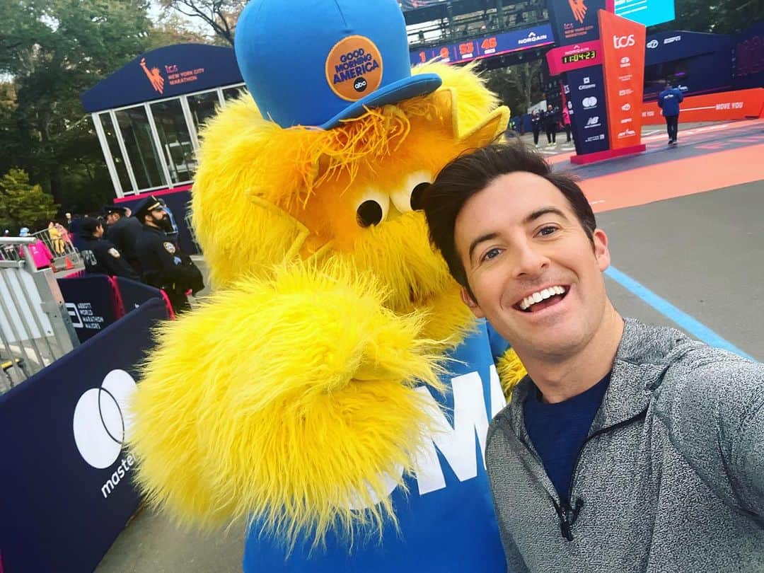 Good Morning Americaのインスタグラム：「Ray and I having a great time counting down to the @nycmarathon on @goodmorningamerica!!! Good luck runners!」