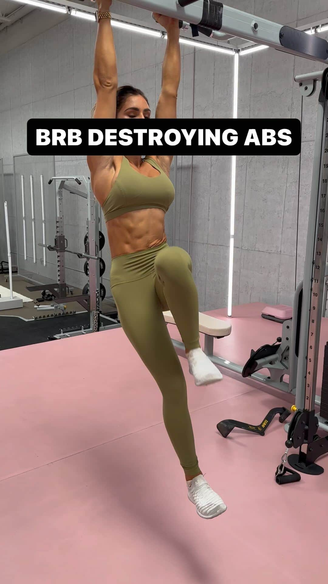 Alexia Clarkのインスタグラム：「Have you ever tried using the cable machine for an ab workout? I’ve worked in two awesome ab exercises in this set using the cable machine! If you don’t have a cable machine you can do these same exercises with a resistance band!   1. 15 reps each side  2. 10-12 reps each side  3. 12-15 reps each side  5 rounds   #abs #core #absworkout」