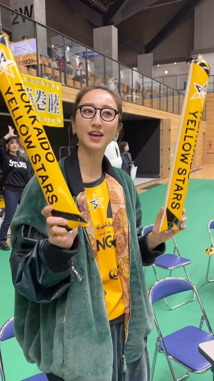 Ms.OOJAのインスタグラム：「バレーボール北海道YellowStars @yellowstars_vb の公式応援ソング「We are Stars」を作りました！ 今日の開幕戦で初披露LIVEをし、会場では音源も流れました！ 動画はハーフタイムで流れて喜んで歌っているところですw試合を観ていたので眼鏡👓をしていますw  なかなか良い応援ソングが出来たんじゃないかと思います。 しばらくはYellowStarsの試合会場でしか聴けない貴重な音源なので、是非応援に行って「We are Stars」を聴いてくださいね✨✨ バレーボールの試合、初めて生で観たけどめちゃくちゃ楽しかったです！北海道YellowStarsみんなで盛り上げていきましょー！  #msooja #yellowstars #Vリーグ　#wearestars」