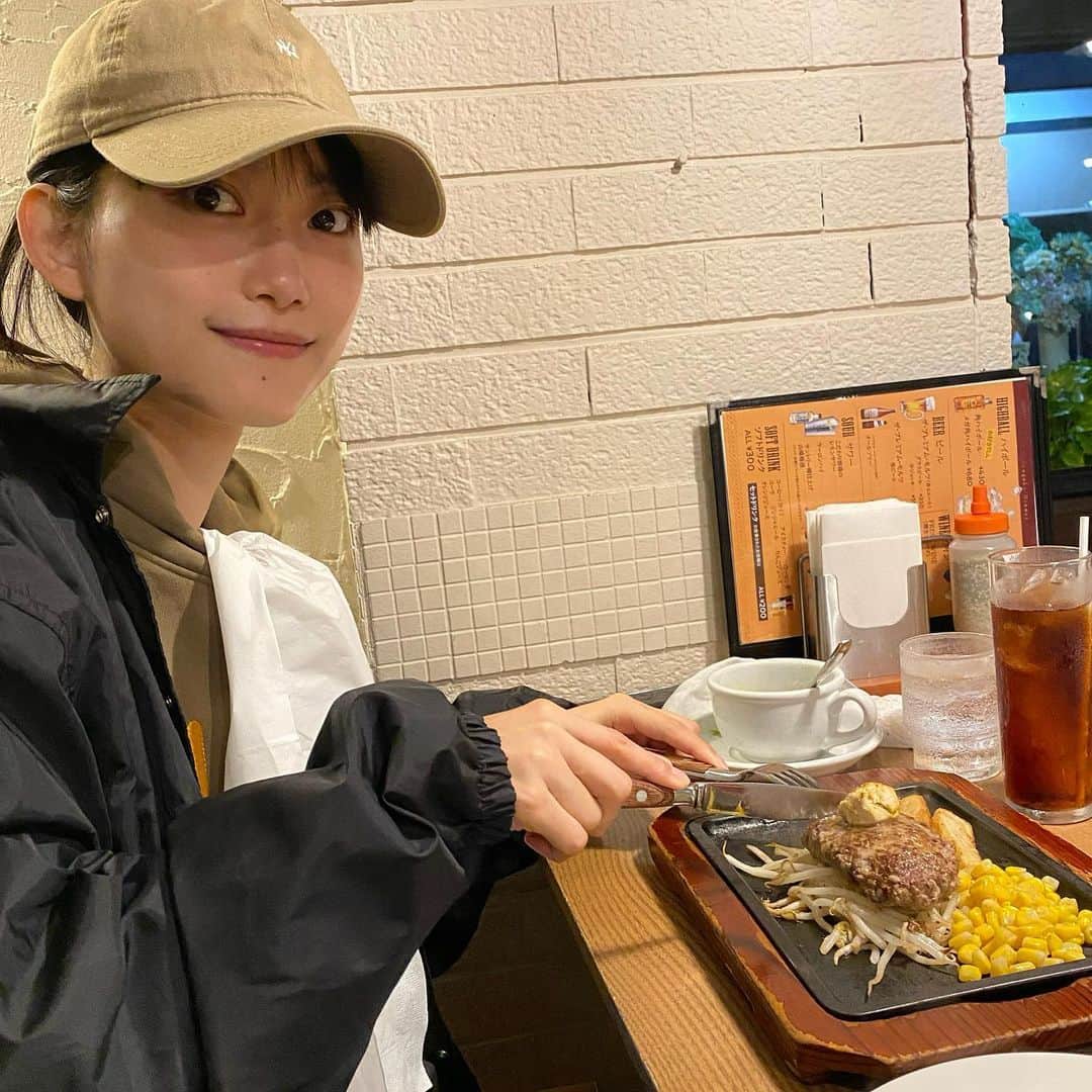 阿知波妃皇のインスタグラム：「無事お誕生日迎えました😉 これはこの前の何も飾らないありのままなわたくし 地元に帰って母とステーキ食べた時だよ  これからも愛を大事に 大好きな人、大切な人を守れるように、 いつでも助けられるように愛を沢山胸に生きていたいです  いつだって今がだいすきです！ ありのままの自分を沢山大事にします！  Instagramをフォローしてくださっている皆さんも 本当に大好きです！これからも猫のように自由気ままな私ですが、皆さんと楽しい場所や美味しいものを共有できたら嬉しいです！  11.4」