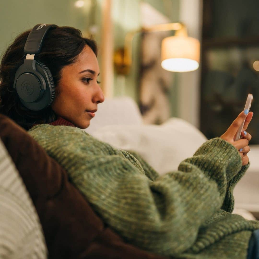 Audio-Technica USAのインスタグラム：「Cozy up with the ATH-M20xBT over-ear headphones and experience impeccable sound and comfort like never before 🎶🎧 Shop now at the link in our bio.⁠ .⁠ .⁠ .⁠ #AudioTechnica #Headphones #Music #WirelessAudio⁠」