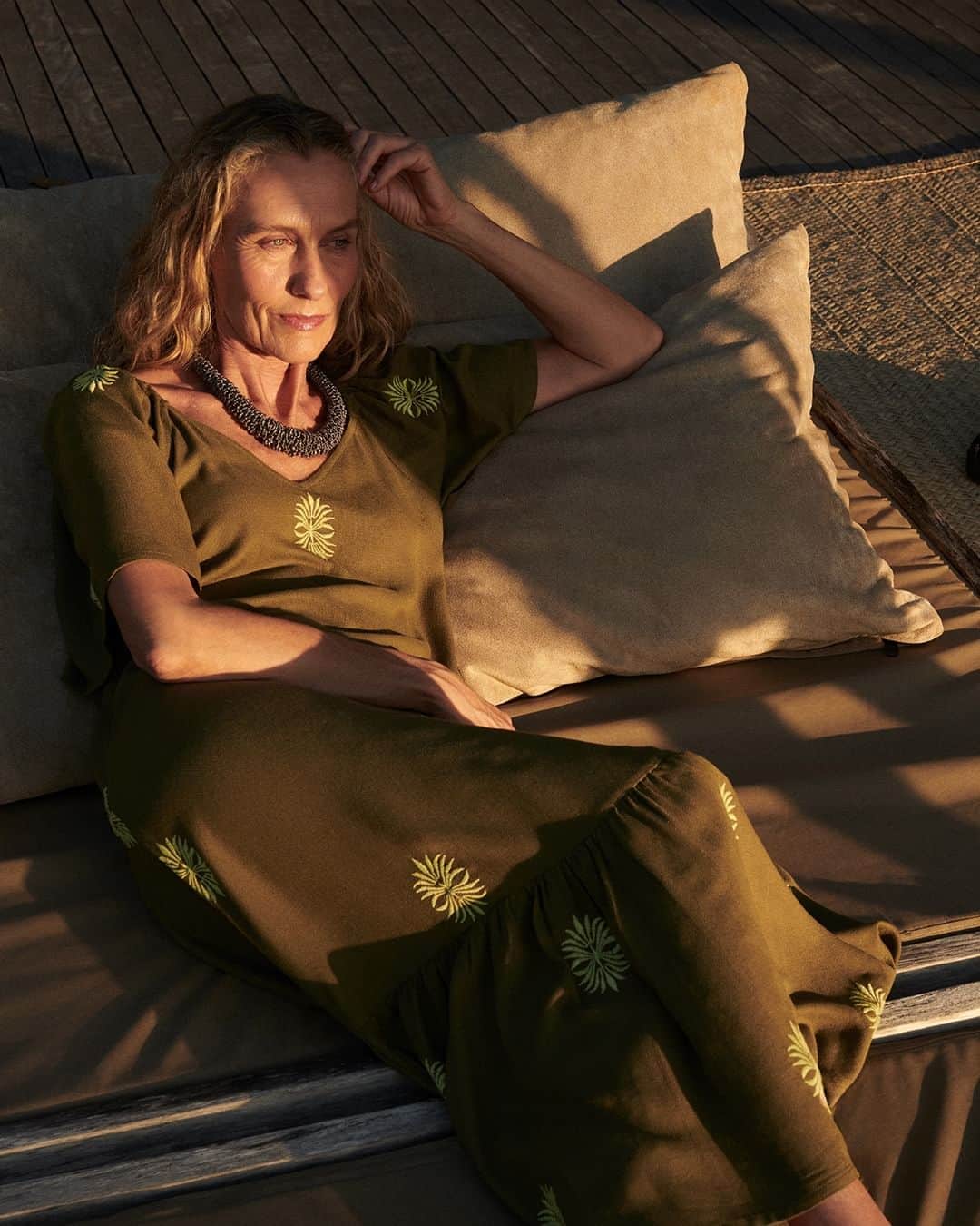 ロジャス・レナーのインスタグラム：「Conforto e estilo andam juntos neste verão. 😉 Para quem adora investir em looks leves, o vestido com modelagem ampla e detalhes bordados será sua peça-chave para brilhar na estação. Clique nas imagens para garantir o seu. #AltoVerão24 #Vestido #Fashion #LookInspiração #ModaFeminina #VestidoAmplo   vestido 819660031 | sandália 877871427」