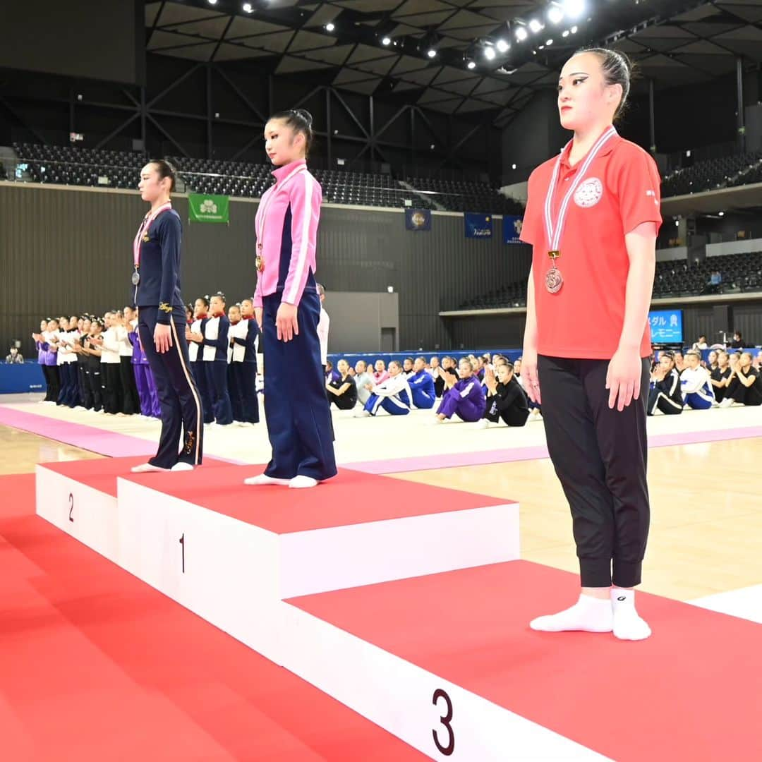 日本体操協会のインスタグラム：「第76回全日本新体操選手権大会🇯🇵10/29 * 女子個人種目別 リボン結果 1位　#鈴木菜巴　 2位　#喜田未来乃　 3位　#松坂玲奈　 4位　#鶴田芽生　 5位　#岡田華英　 6位　#小西野々花　 7位　#島﨑もも　 7位　#増本菜花　  大会情報ページ👉️ https://www.jpn-gym.or.jp/rhythmic/event/34999/  #全日本新体操選手権 #2023RGALLJAPAN #新体操 #rhythmicgymnastics #男子新体操 #mensrhythmicgymnastics」