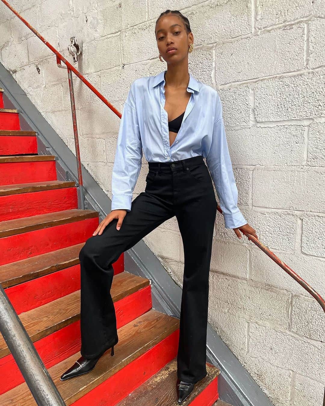 Shopbopのインスタグラム：「PRO STYLE TIP 💡 Take your button-down to the next level by showing a peek of skin (bonus points if you tuck 'em into sleek jeans). Shop via link in bio 🛍️」