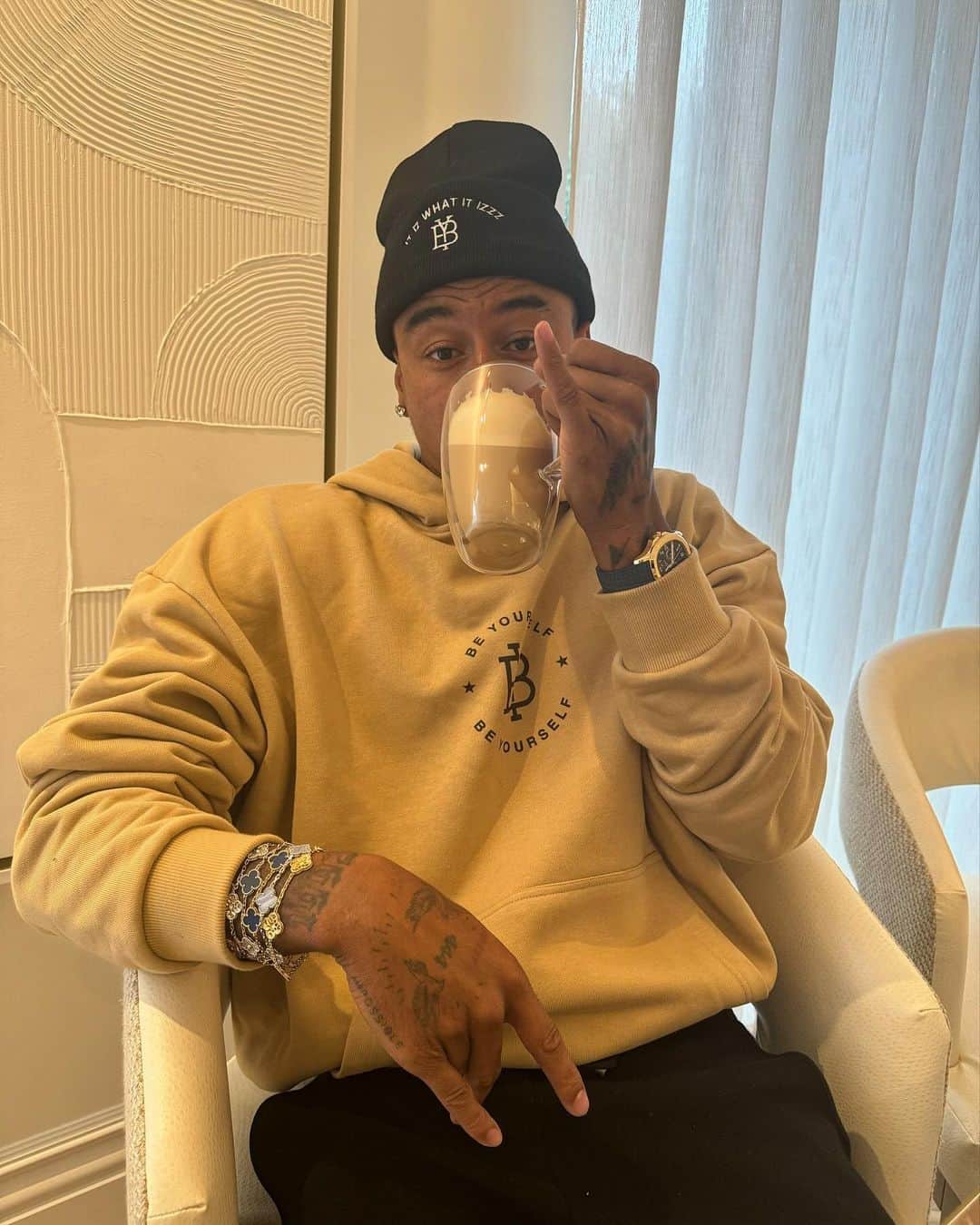 ジェシー・リンガードのインスタグラム：「Cuppa tea darlin ☕️💁🏽‍♂️ #itizwhatitizzz @beyourself」