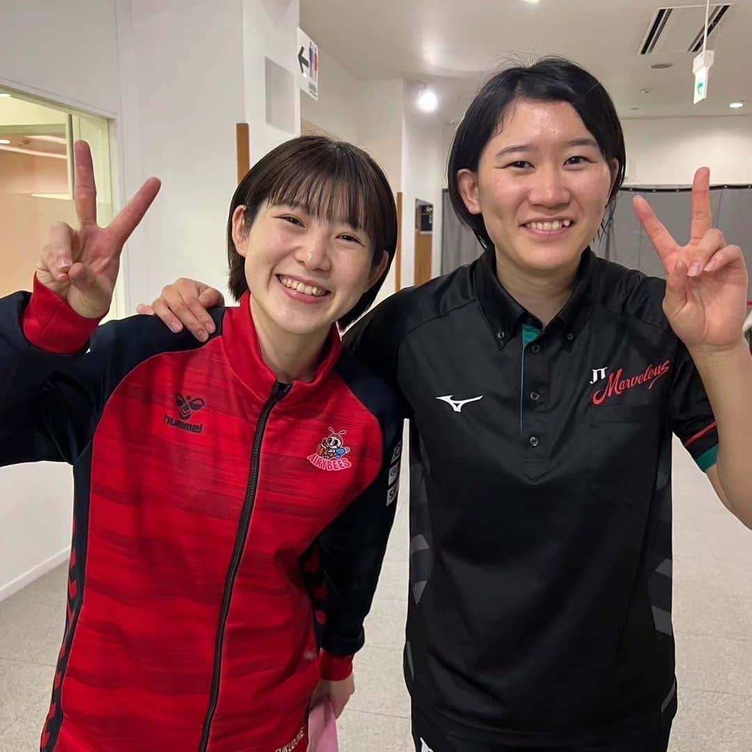 TBSバレブーのインスタグラム：「🇯🇵女子日本代表対決は林琴奈、和田由紀子のJTが大接戦の末、デンソーを下し首位に浮上👐  日本代表選手7人が所属するJTマーヴェラスが同じく日本代表・ #福留慧美 選手（25）擁するデンソーエアリービーズに3－2で勝利（23－25、23－25、25－16、25－21、17-15）  JTは開幕から負けなしの5連勝で、各チーム試合数が違うものの単独首位に立ちました！  #目黒優佳 #福留慧美 #林琴奈  #和田由紀子」