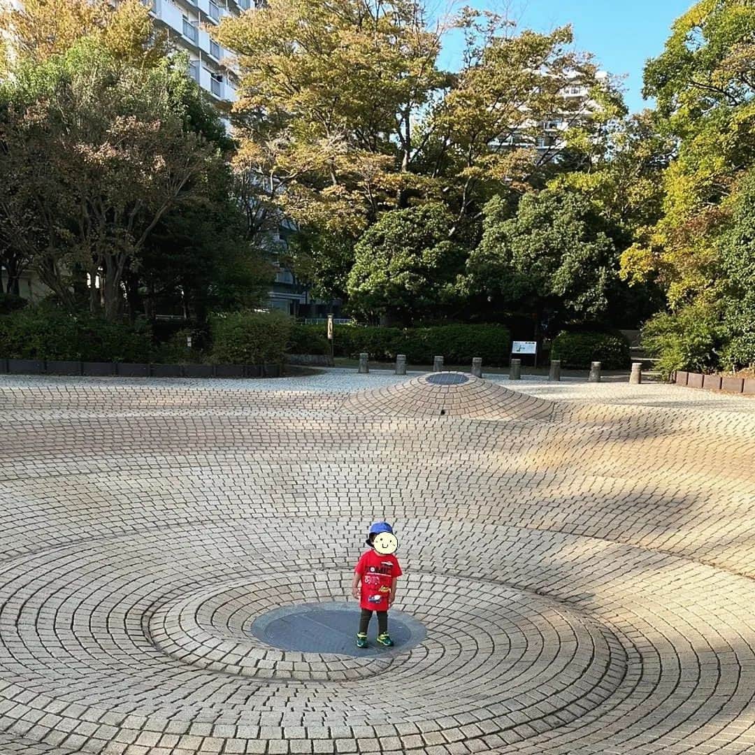 宮田愛子のインスタグラム：「私が出かけている間、バアバが下の子を広い公園まで連れ出してくれました。 写真を見ても、つくづく思う。  子供の成長はあっという間！ 後から「あんなに小さくて可愛かったんだ」と 愛しく寂しくなっても、もうその時には戻れない。  二人目が出来て、一人目の昔の写真を見ると 切なくなる。それでも十分一緒にいたはずだけど、 こんなに可愛い子が 目の前にいたのに、何に焦っていたんだろう？と。  仕事の代わりはいるけど、 親の代わりはいないとよく言われる。  とはいえ、今の世の中に 頭を空っぽにして育児に浸り切れるゆとりは、ない。 常に何かキャッチできる体制でいないと いけないのが大変なところだろう。 もちろん仕事は、子育てだけでは成長できない部分を 鍛えてくれるものでもある。  育児だけで視野が狭くなるのも違うし、 とはいえ子供より自分、もカッコいいとは 思えない。子供はファッションではないし。  私に何ができるかはわからないけど、 生き方で示せたら良いなと思う🤗✨」