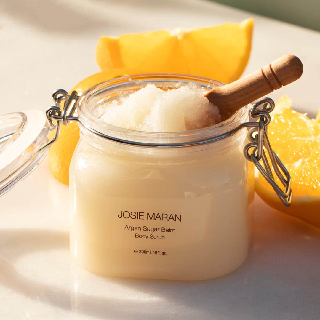 ジョジー・マランのインスタグラム：「Drop your favorite Sugar Scrub scent below and we’ll send one sugary winner a new tub! ✨ 🍊 Sweet Clementine 👙 Hippie Beach」