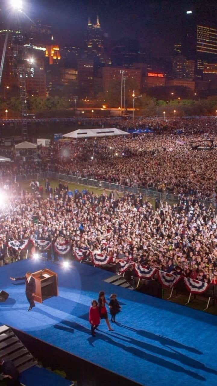 Barack Obamaのインスタグラム：「15 years ago, hope came alive in Grant Park in Chicago.   Today, we’re bringing that change home through our work at the @ObamaFoundation and the #ObamaAlumni community.」