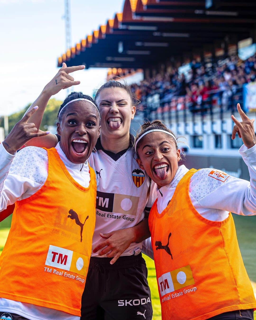 バレンシアCFのインスタグラム：「⚽️ @mariaamolina5 😜 . 🤘🏿🤘🏻🤘🏽 . #VCFfemSportingHuelva | #LigaF」