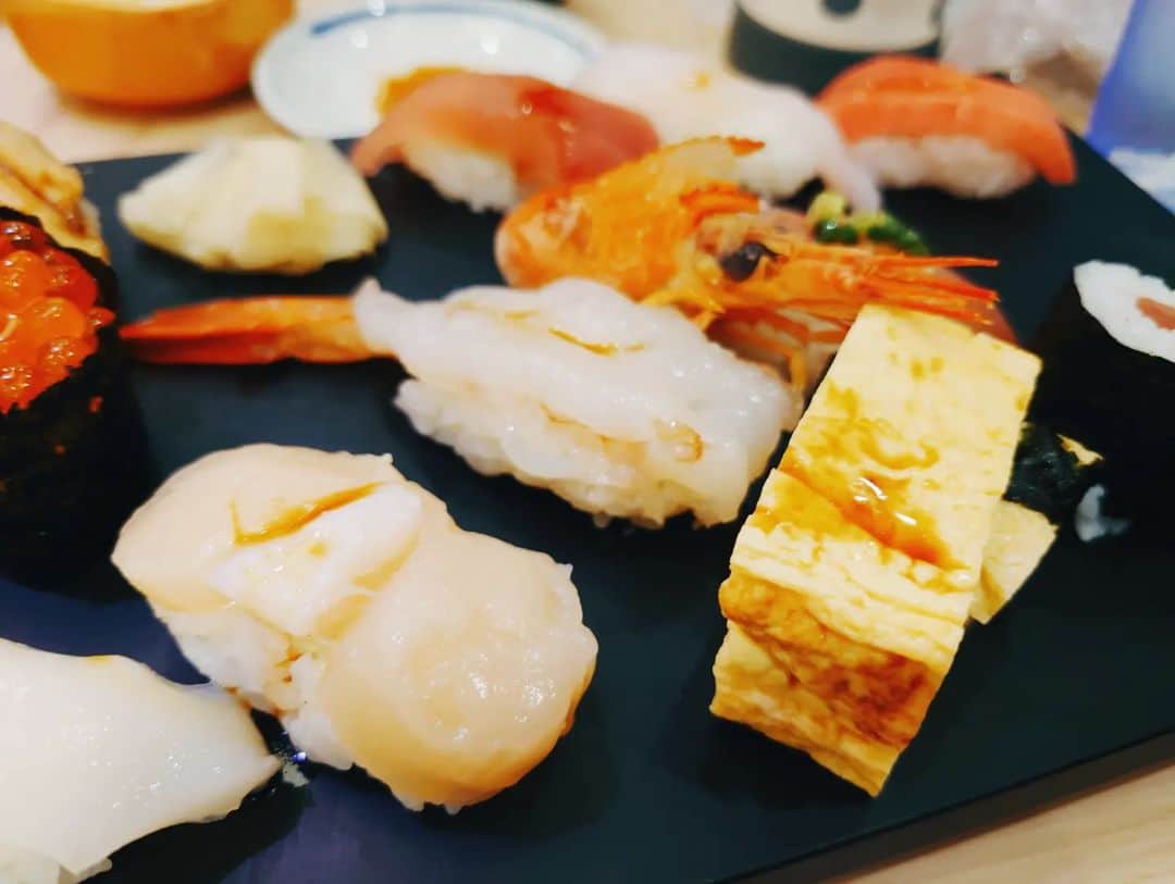 宮田愛子さんのインスタグラム写真 - (宮田愛子Instagram)「三連休初日は六本木でイタリアンを食べて、お寿司を食べて、ジェラートも食べました。さすがに胃が疲れたので、今日は大人しく自炊しました。笑  以前何度か来た時には気づかなかったけど、 お洋服屋さんやレストランと、オシャレな場所にご年配のスタッフさんが多くてヨーロッパみたいだな。」11月5日 0時39分 - miyata.aiko