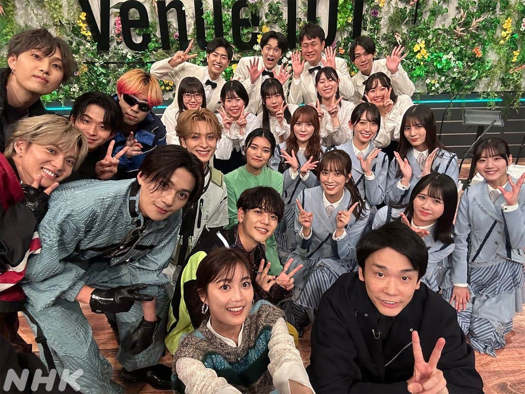 NHK「シブヤノオト」さんのインスタグラム写真 - (NHK「シブヤノオト」Instagram)「🎫#Venue101 終演🌃  今夜も最高だった30分❤️‍🔥 ライブ終わりに記念撮影📸  ☀️#日向坂46／#君は0から1になれ 🌻#FANTASTICS／#STARBOYS 💎#由薫／#Crystals 🎙MC #生田絵梨花 #濱家隆一」11月5日 0時40分 - nhk_venue101