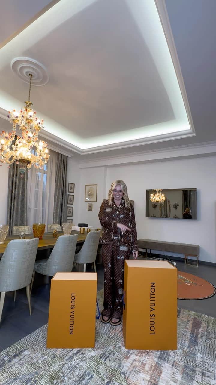 ヤナ・ルドコフスカヤのインスタグラム：「Разбираем с Арсюшей @plushenkoarseny папины @plushenkoofficial 🎁! Смотреть до конца 🙈」