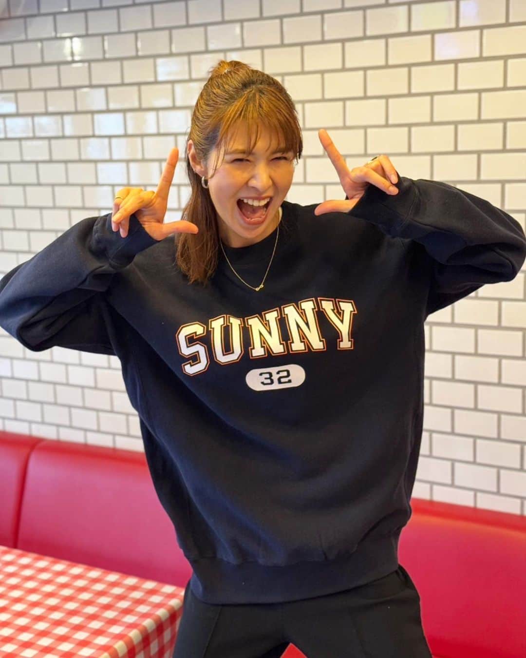 木村沙織のインスタグラム：「. クールネックタイプも裏起毛 🦥🧤 . 店舗に置いてるアパレルも続々と数少なくなってきて、 いよいよサニー閉幕に向かっている感🥹👏🏼」