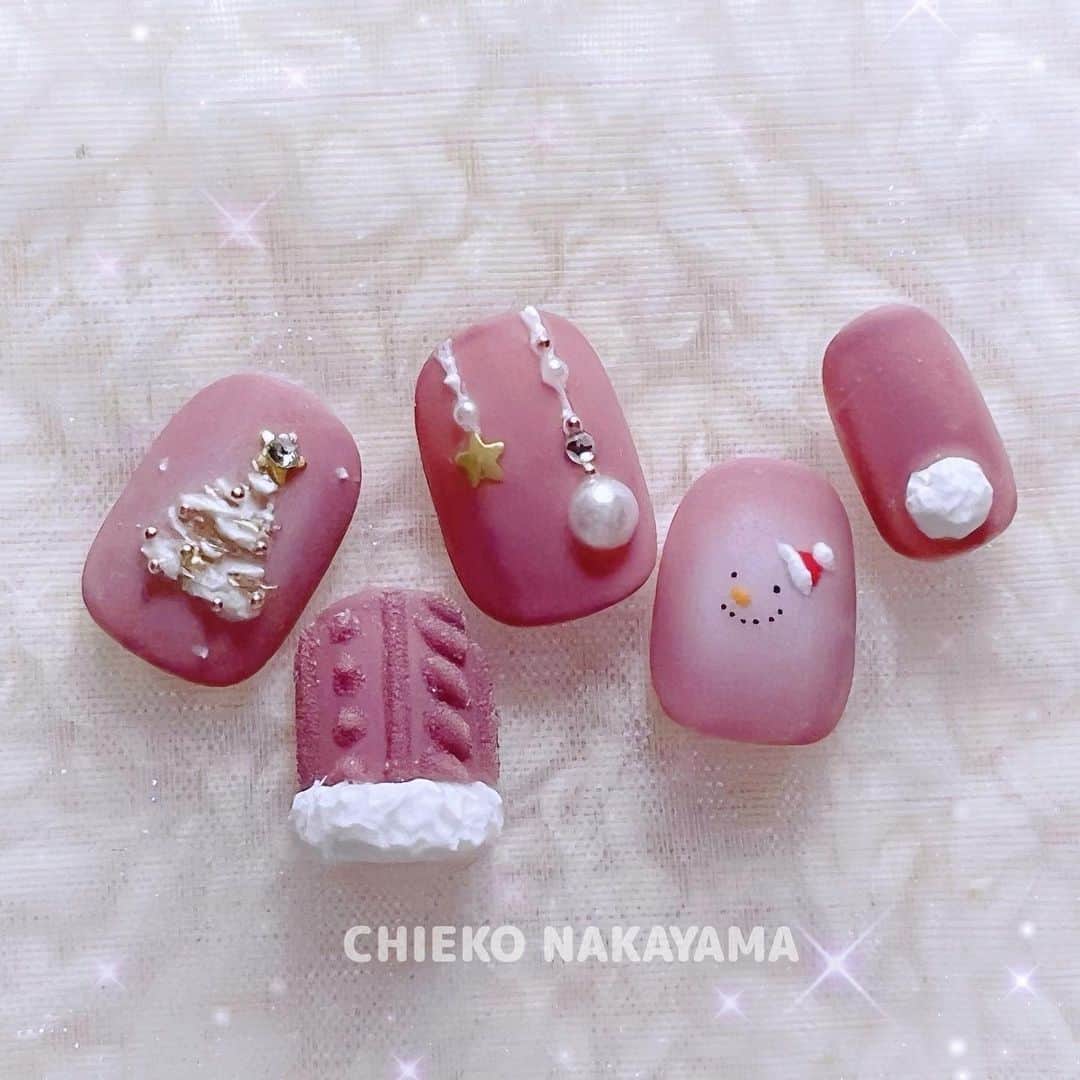 なかやまちえこのインスタグラム：「11月のネイルスクールtricia授業は⠀ 12日（日）11:00-14:00となります！⠀ ⠀ 冬のクリスマス・ニットなデザインをします⛄️⠀ ⠀ スクール生、卒業生の方はもちろん、外部の方もご受講いただけます。⠀ お申し込みはtriciaホームページから、または　@nailschooltricia アカウントのDMにて承っております。⠀ 皆様にお会いできるのを楽しみにしております♡⠀ ⠀ #nail #nails #nailart #ネイル #美甲 #ネイルアート  #japanesenailart #manucure #japanesenails #manicurist #gelnails #أظافر #네일아트 #미용  #เพ้นท์เล็บ #artedeuñas #เพ้นท์เล็บเจล #ジェルネイルデザイン #ネイルデザイン #nagelkunst #クリスマスネイル #christmasnails」