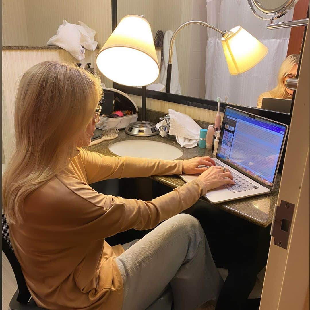 ジェニー・ガースのインスタグラム：「Happy weekend everyone!!🤩 Good thing it’s Saturday because I was resorting to using a bathroom as an office 🚽🚿🛀🏻🤣🤪🙋🏼‍♀️🤷🏼‍♀️ #saturday #tgif #work #travel #boss #office #ichooseme #weekend」