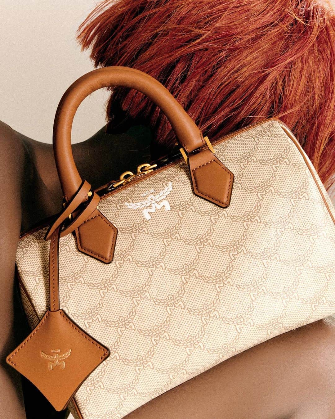 エムツェーエムのインスタグラム：「This just in: The new MCM Lauretos Collection. Updated style for your best life yet.  #MCMLauretos」