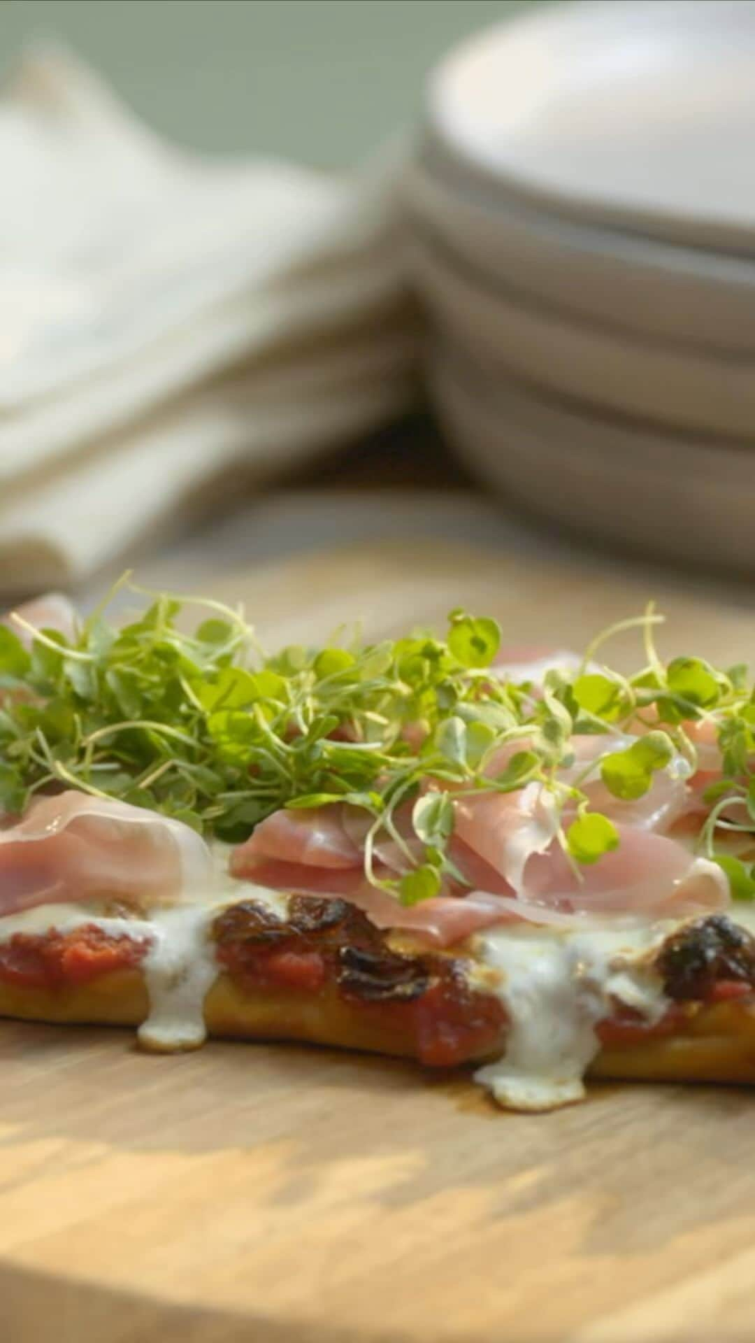 フランコ・ノリエガのインスタグラム：「Prosciutto flatbread pizza! So easy and a crowd pleaser! 🤤 watch it on the @foodnetwork every Saturday at 12pm or @streamonmax」