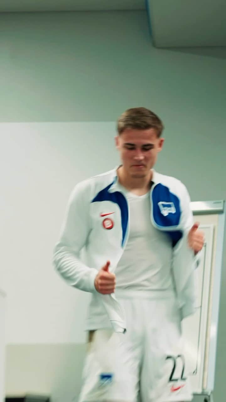 ヘルタ・ベルリンのインスタグラム：「Mit dem Teamgeist & Mindset vom Mittwoch für dieses Gefühl auch bei #FCHBSC alles geben! 💙  @martenwinkler lernt man die Moves eigentlich bei den @herthabubis? 🕺  #HaHoHe」
