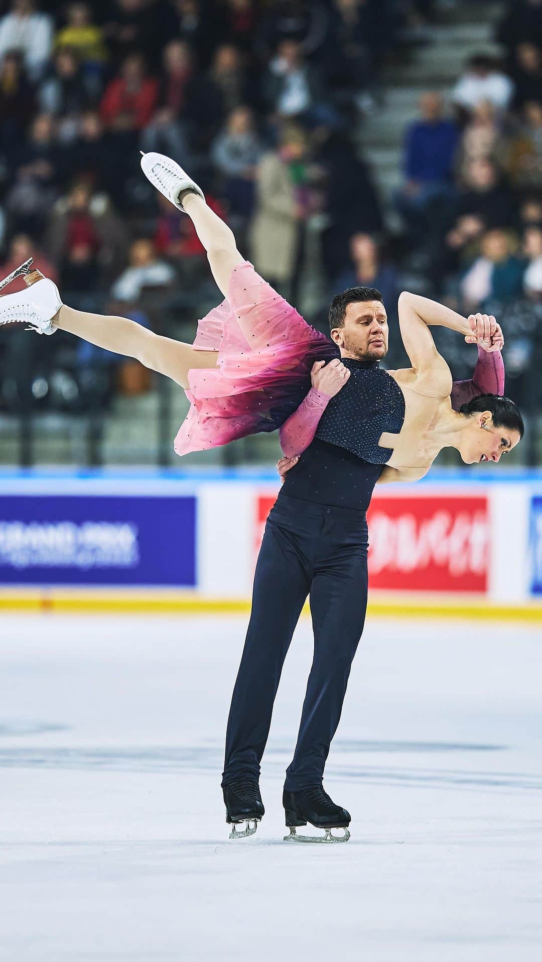 シャルレーヌ・ギニャールのインスタグラム：「Delicate yet powerful! 😍   Guignard / Fabbri score a new SB at #GPFigure de France! 🔥  #FigureSkating」