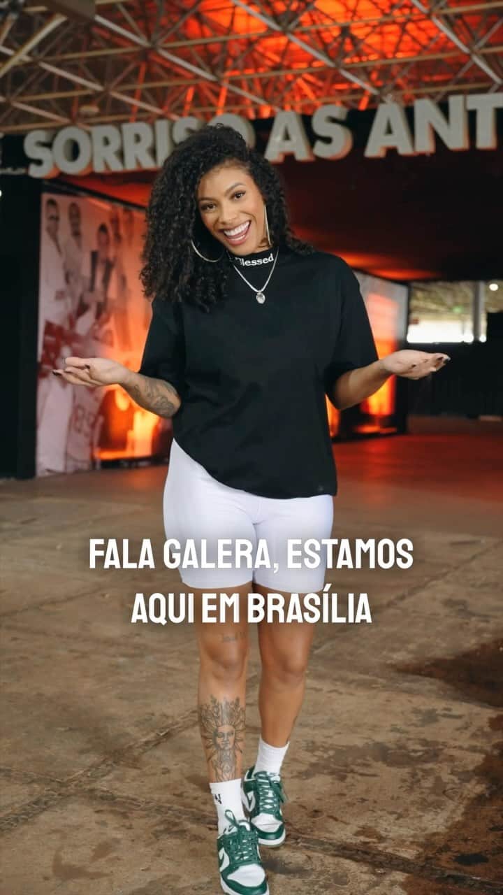 Sorriso Marotoのインスタグラム：「Estão prontos pra sofrer, Brasíliaaa? 🔥  Chegou o grande dia, a gente te espera lá no Parque do Pavilhão da Cidade a partir das 18h, dá o play no vídeo e se liga nas dicas pra curtir o evento.🧡  Levem os lenços e preparem-se pra viver uma experiência inesquecível!!! @sorrisoasantigas🎶」