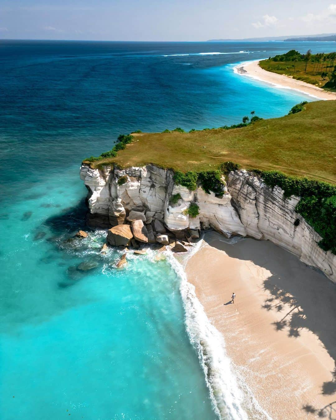 Coronaのインスタグラム：「Watubela Beach is not only stunning from an aerial standpoint with its white cascading cliffs, but there's something else that makes it special. ⁣ ⁣ The beach is located in beautiful Sumba, surrounded by two large coral reefs where swimmers can see a wide range of sea life. ⁣ ⁣ Although it's a bit of a trek off the beaten path, this oasis is completely worth it for visitors who want the feel of a private island to kickback and reconnect with nature. ⁣ ⁣ 📸: @alifeiimagined ⁣ ⁣ #ThisIsLiving ⁣ ⁣ #Sumba #Australia」