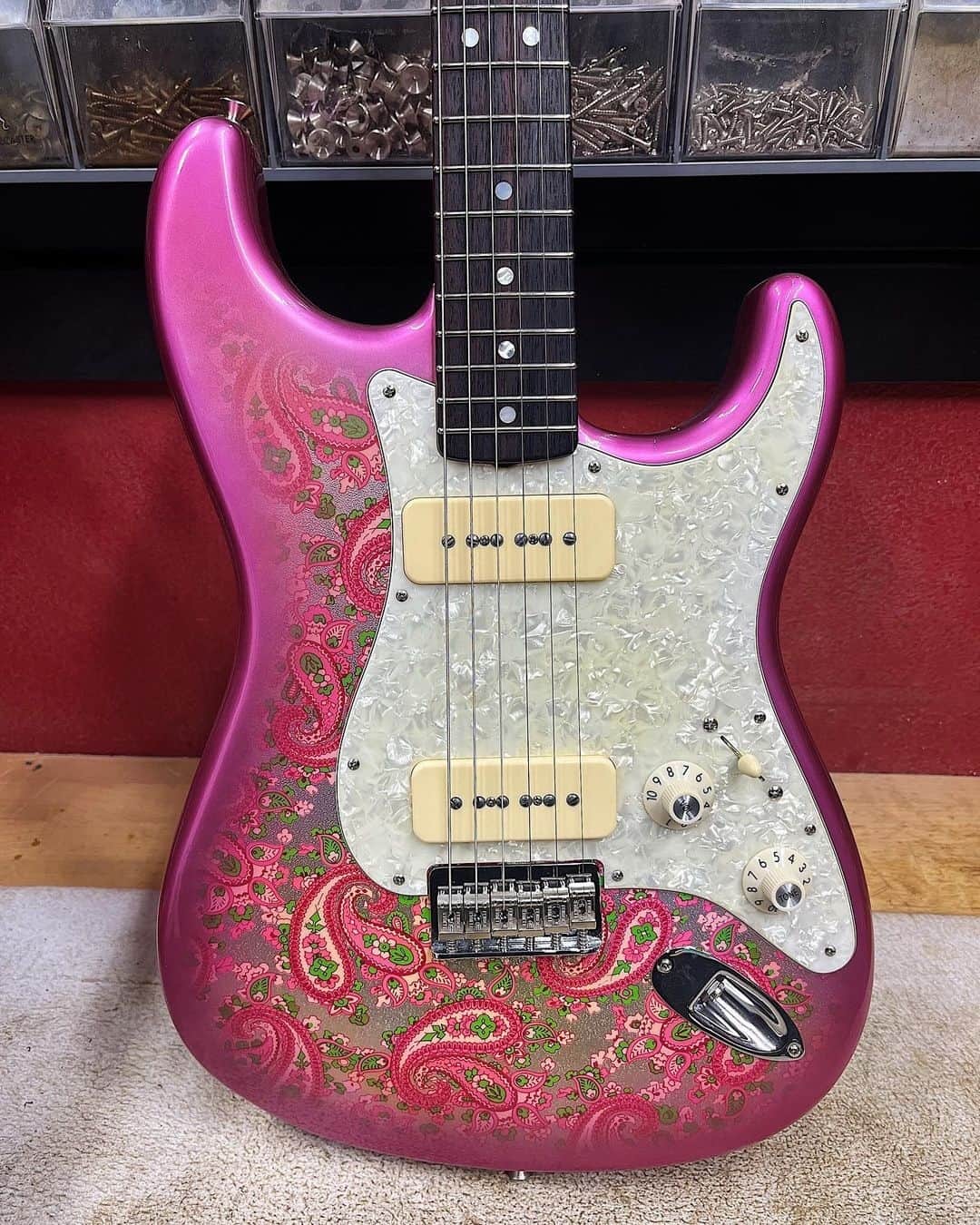 Fender Guitarさんのインスタグラム写真 - (Fender GuitarInstagram)「This striking dual P-90 Paisley Strat from @levi_perry is sure to turn heads. Would you rather have a @fendercustomshop Paisley Tele or Strat? #Straturday」11月5日 1時00分 - fender